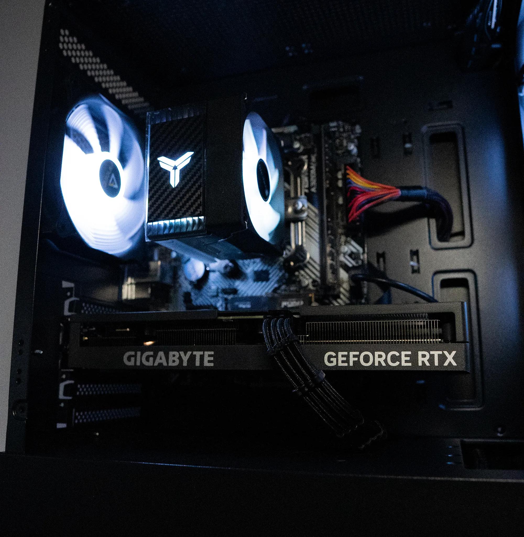 ⛈️❄️ | GIGABYTE RTX 4060 Ti | RYZEN 7 5700X | 32GB DDR4 RAM | 2TB NVME SSD | Arctic Snow