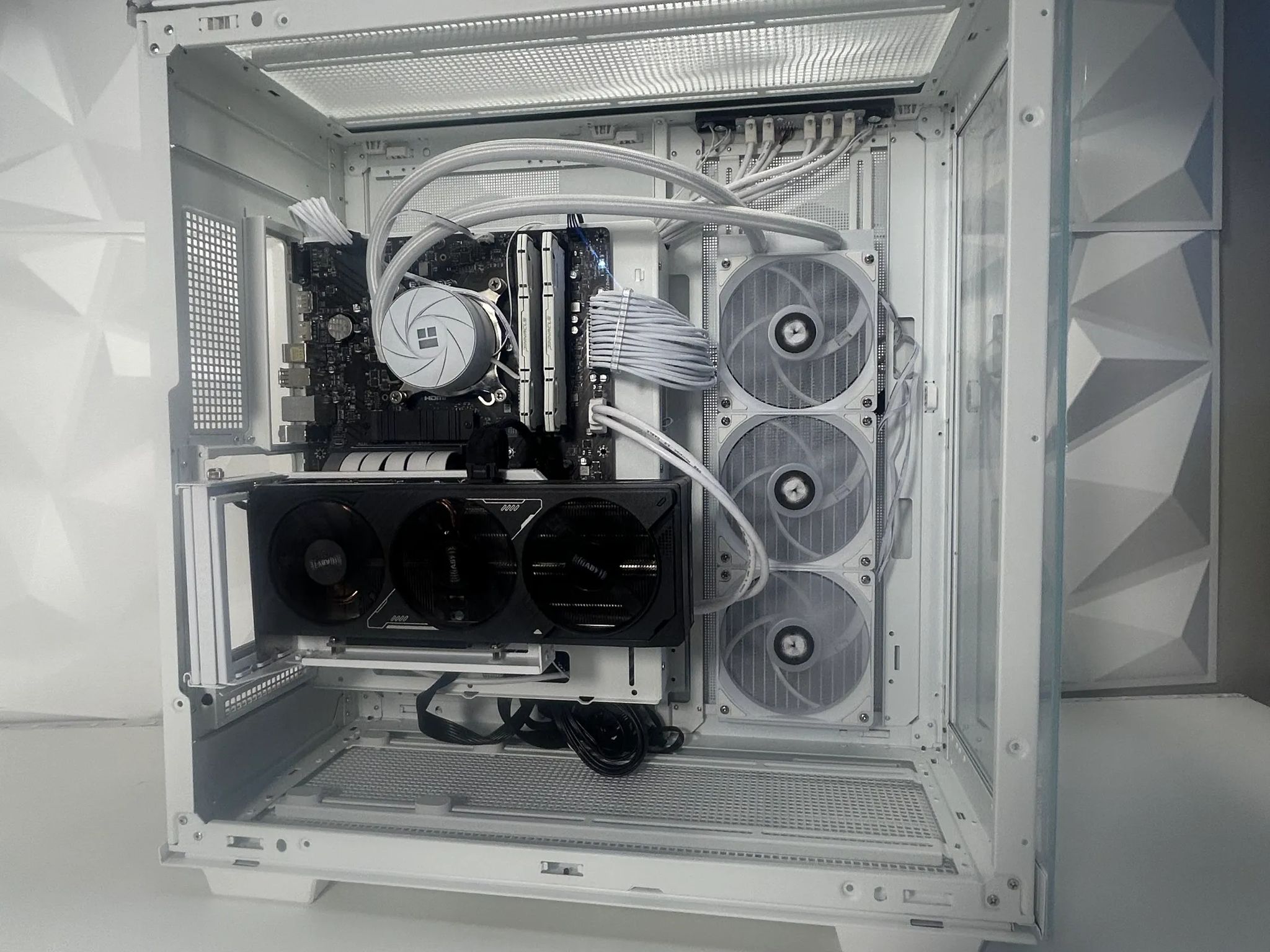 🥶🧊//Castle Peak// - Minimalist Gaming PC🥶🧊 RTX 5070, Intel Core i5 13600KF, 32GB Ram + 2TB SSD