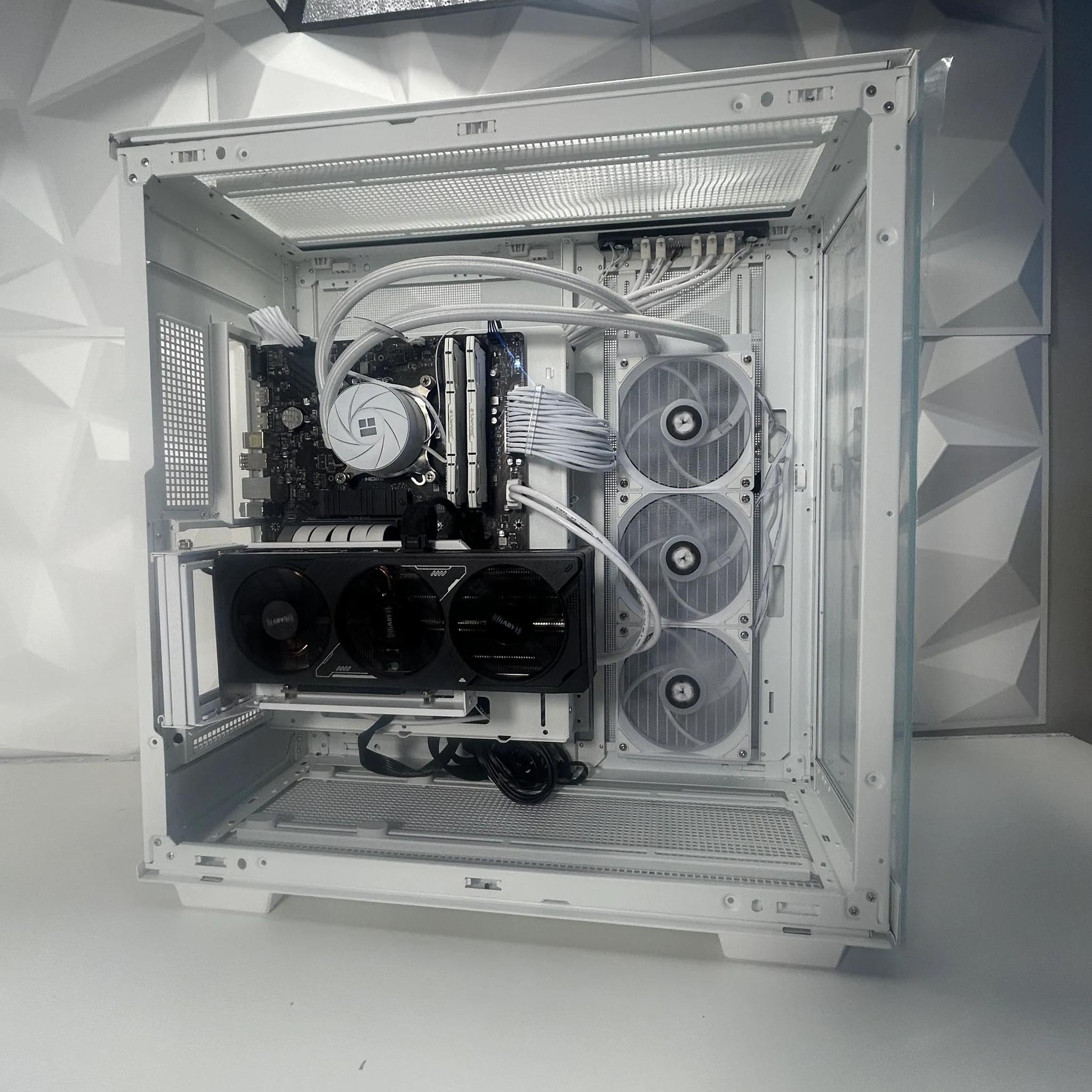 🥶🧊//Castle Peak// - Minimalist Gaming PC🥶🧊 RTX 5070, Intel Core i5 13600KF, 32GB Ram + 2TB SSD