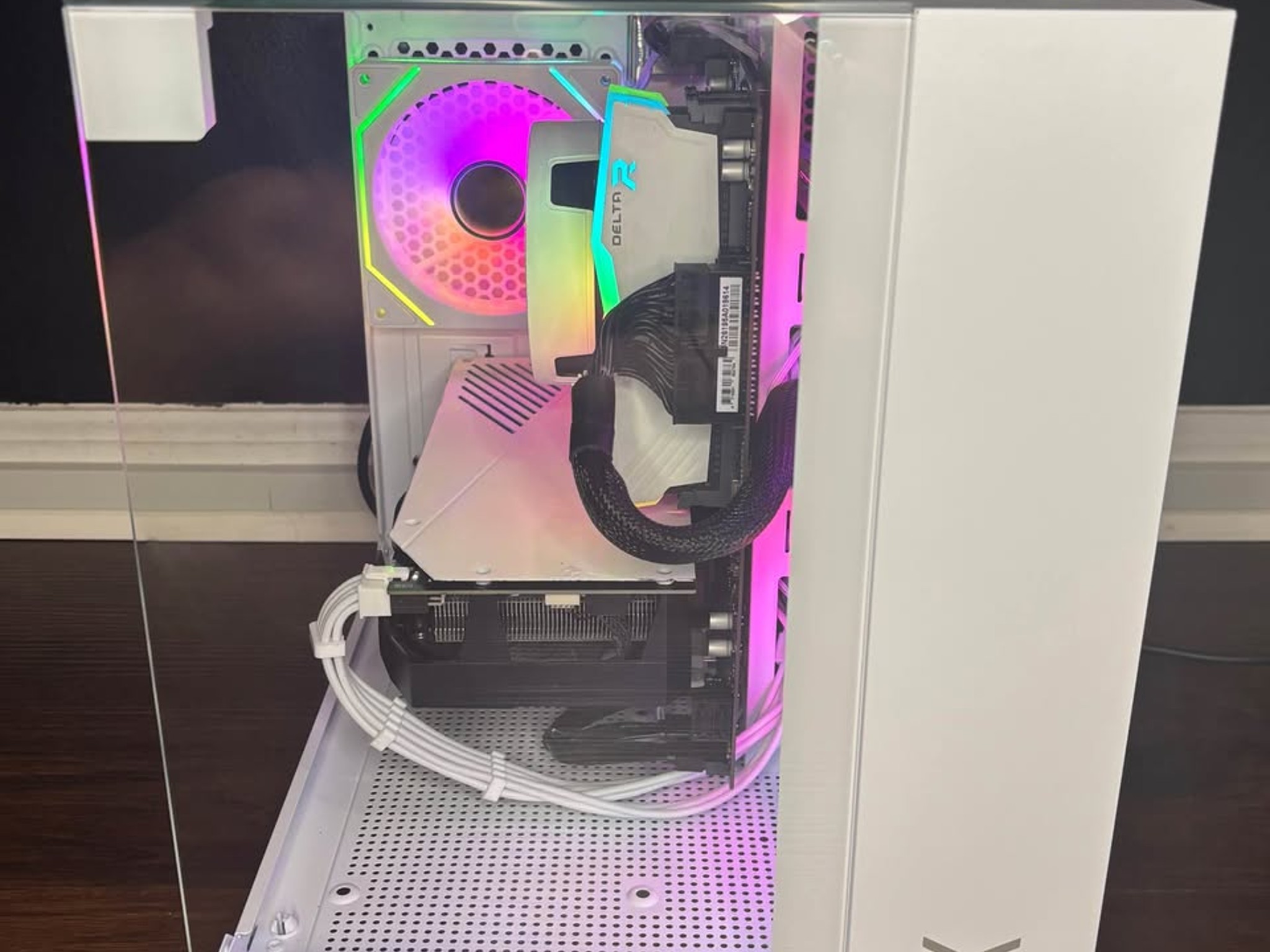 White Gaming PC (RTX 2060 6GB + AMD Ryzen 7 2700 + 16GB DDR4 + SSD + HDD)