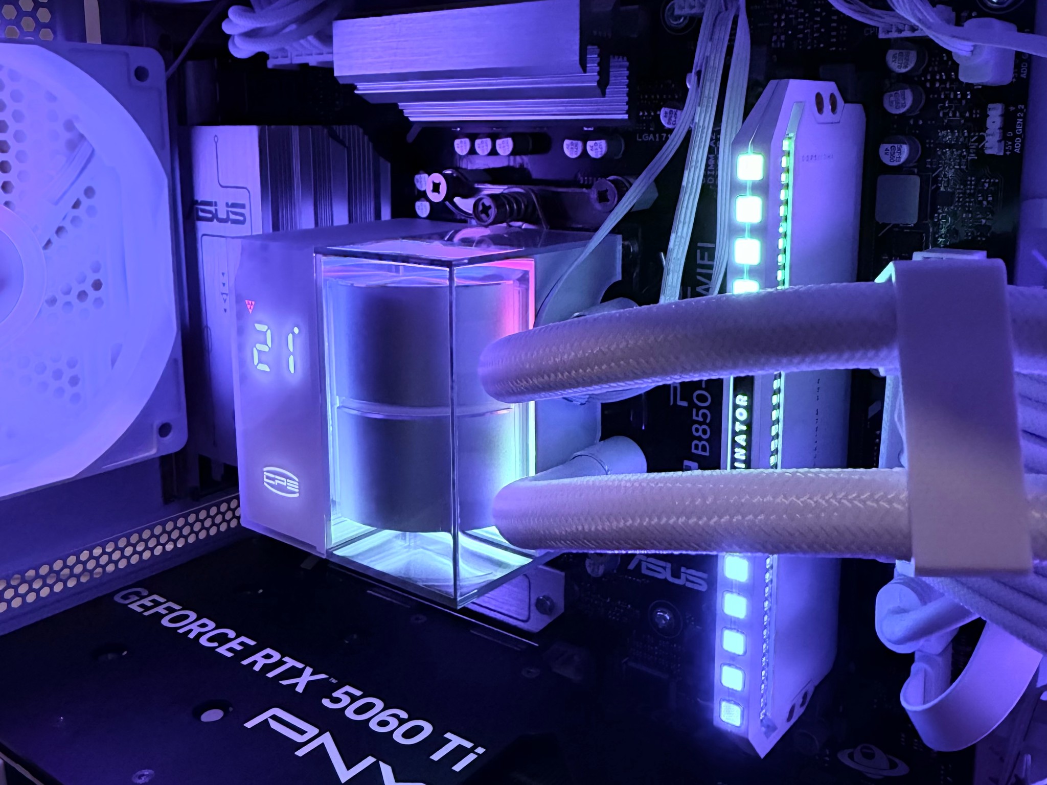❄️"Artic Halo"❄️| 1080/1440p Gaming | 5060 Ți | Ryzen 7 8700F | 32GB Ram | 1tb WD Blue SSD | WiFi