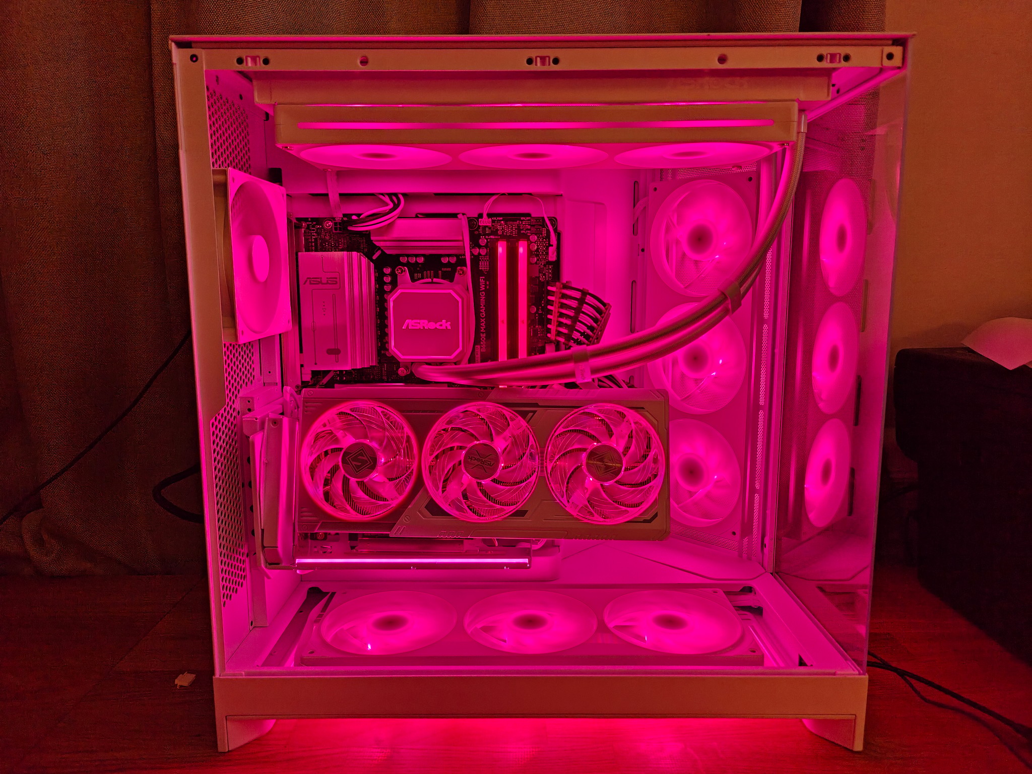 High-End White & Black Gaming PC — RX 9070 XT / Ryzen 7 7800X3D