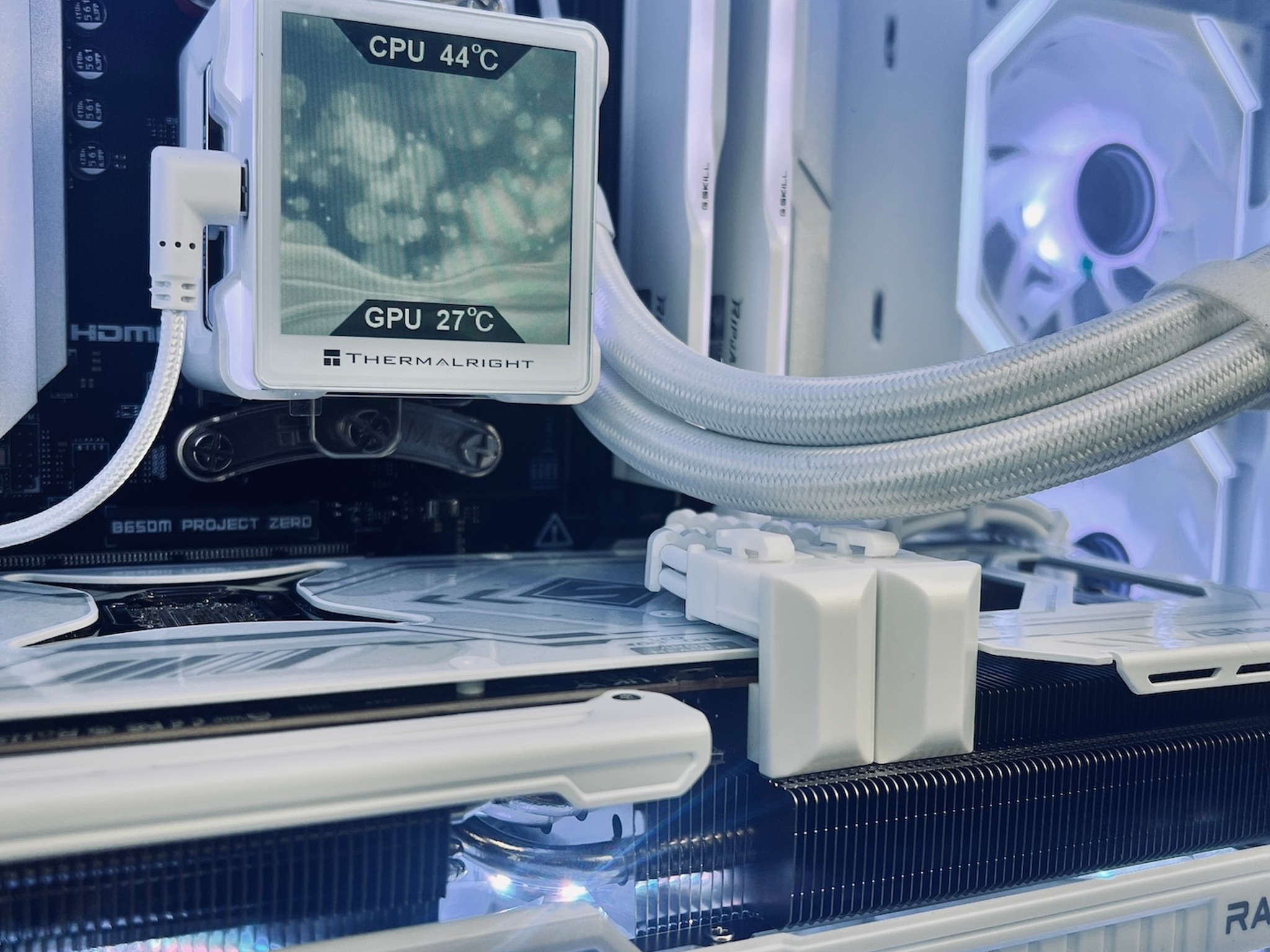 Ryzen 7 9800X3D | RX 9070 XT | 32GB DDR5 | 2 TB M.2 | WIFI 6 |  White Gamer