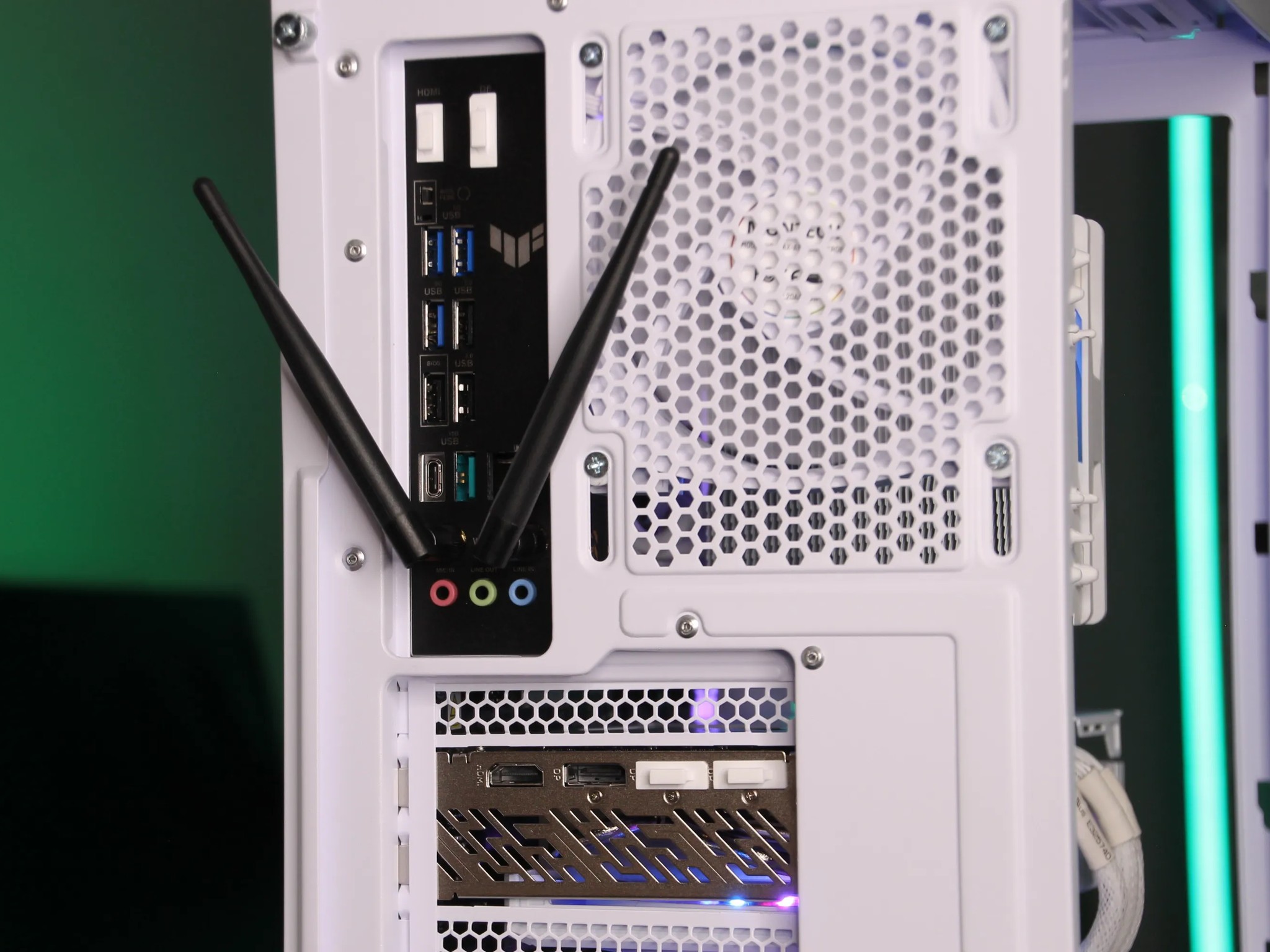 𝑪𝑹𝑬𝑺𝑻 // Ryzen 7 7700X, RX 9070 // Upper Mid-Range Gaming PC