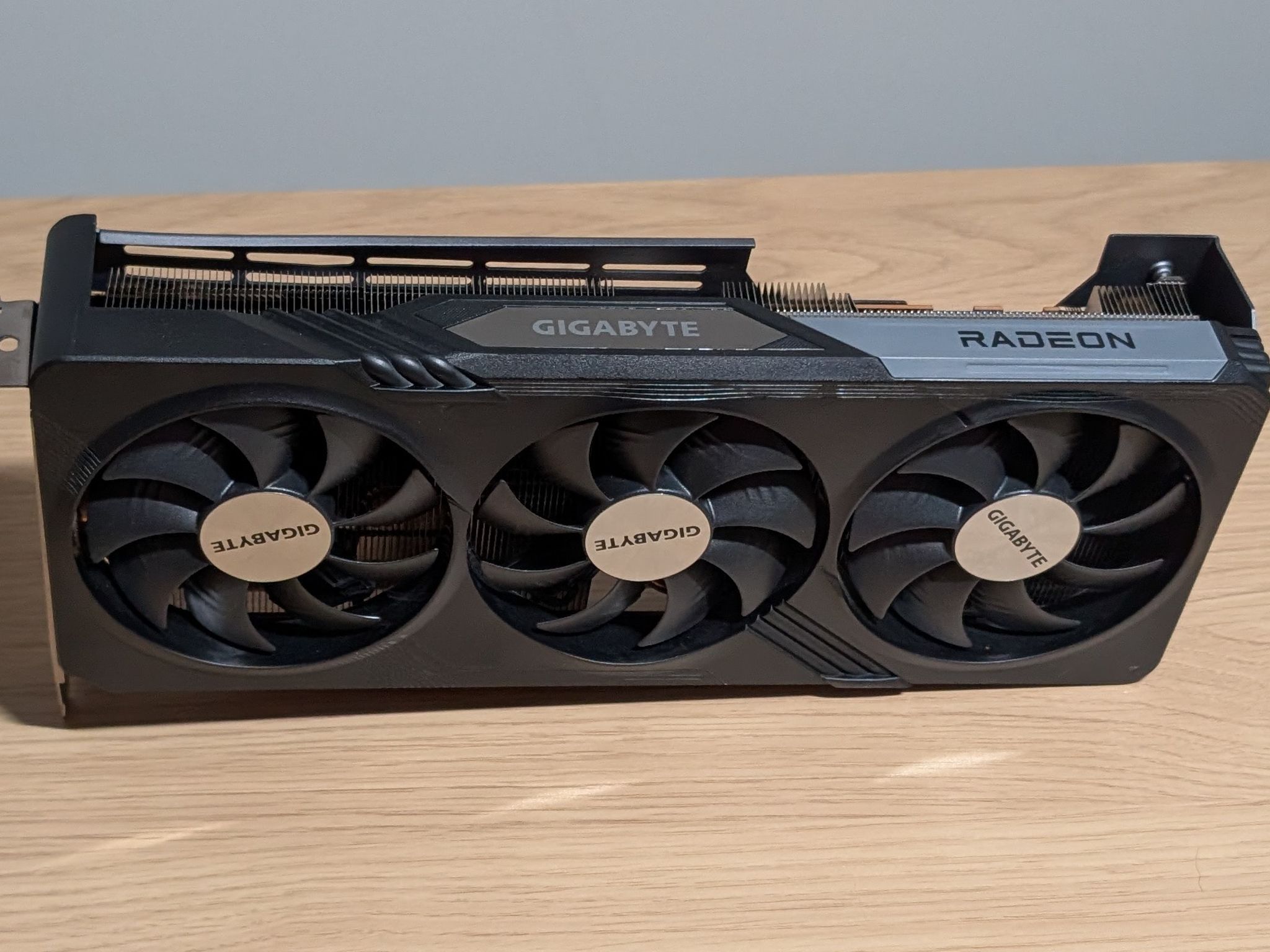 Broken As/is GIGABYTE GAMING OC Radeon RX 7700 XT