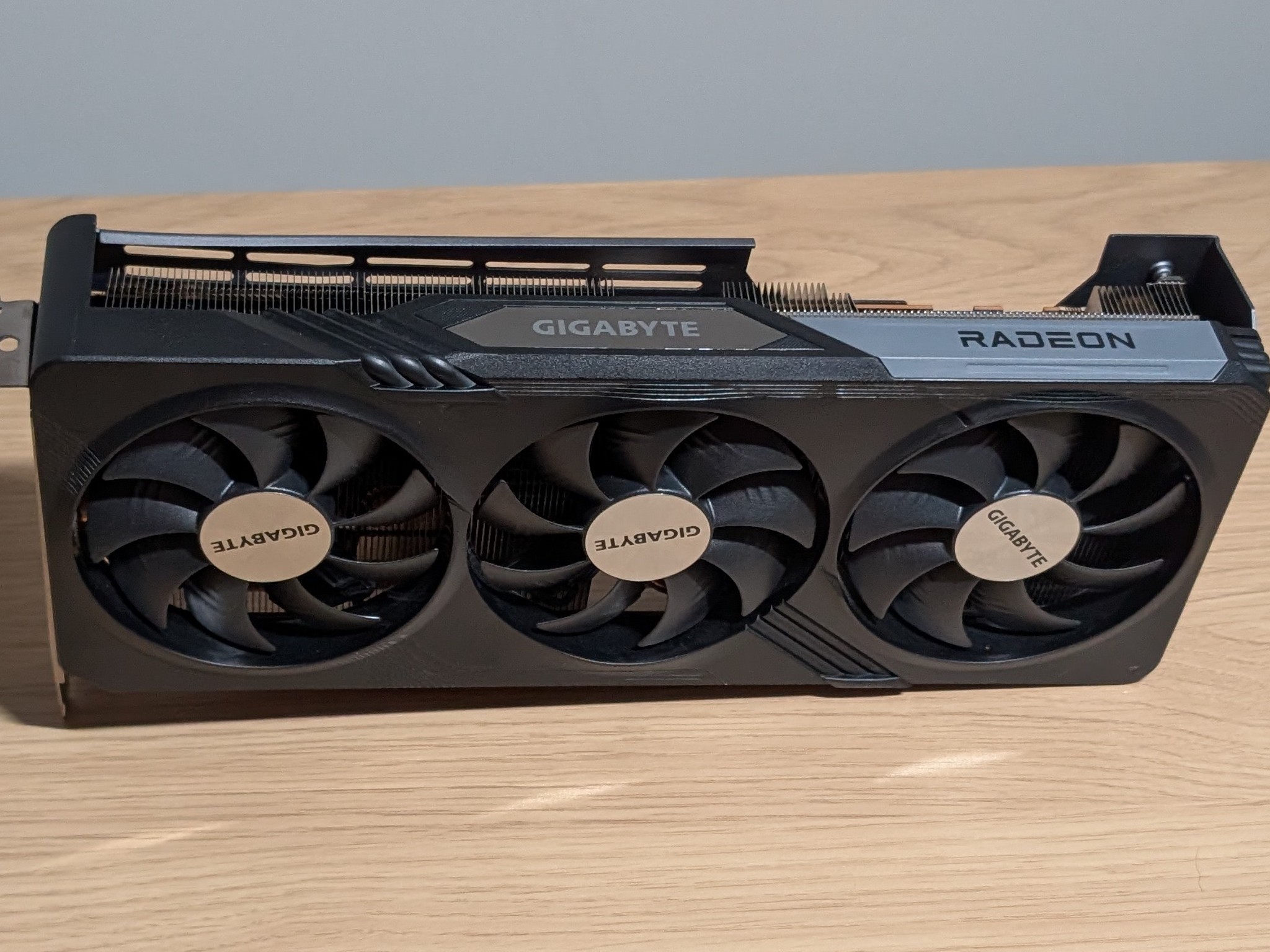 Broken As/is GIGABYTE GAMING OC Radeon RX 7700 XT