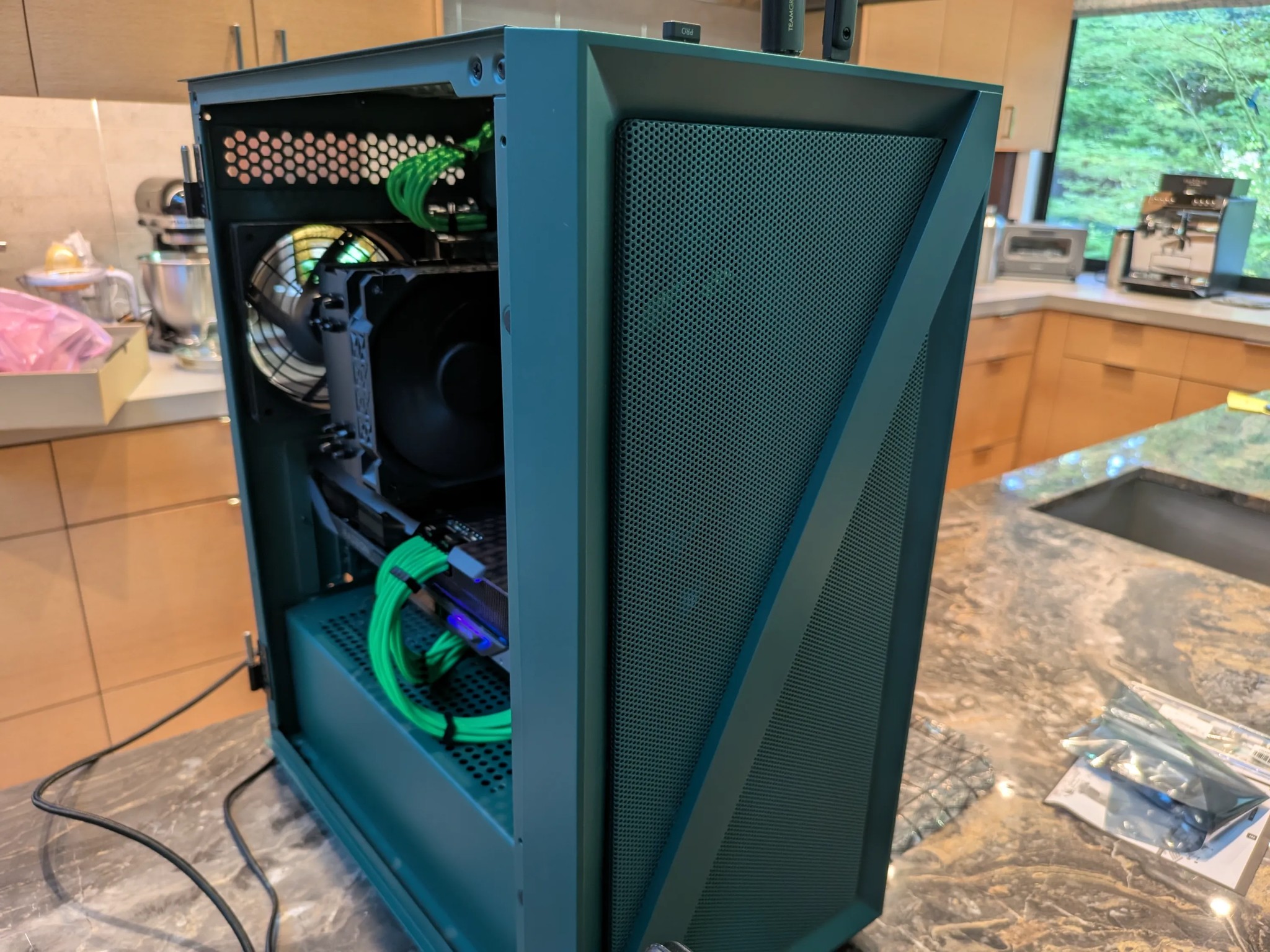The Lean Green Gaming PC - Radeon RX 9070, Intel Core i5 12th Gen, 32 GB RAM, 4 TB