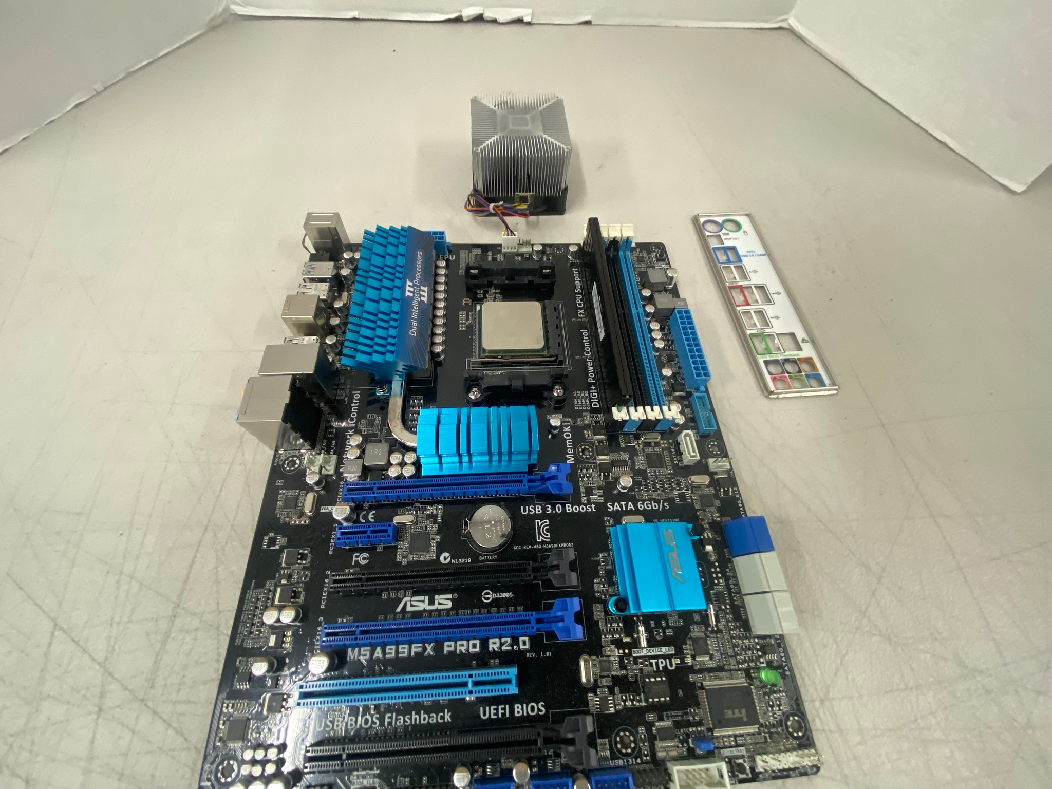 ASUS M5A99FX PRO R2.0 Motherboard + AMD FX CPU + 4GB Corsair DDR3 RAM Combo