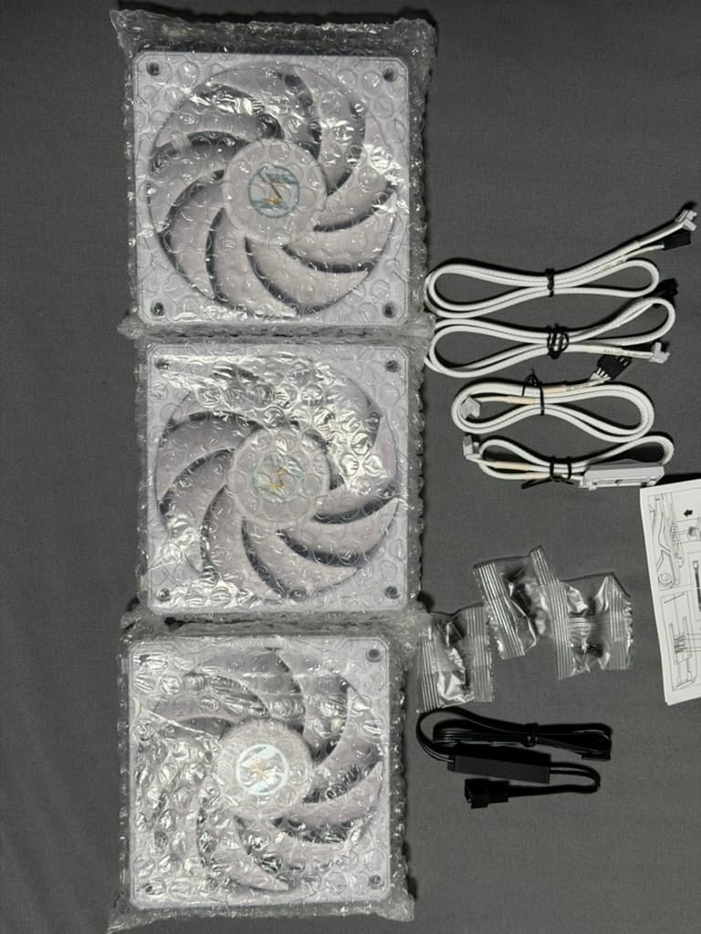 UNI FAN Lian Li P28 Triple Pack - White (UF-P28120-3W)