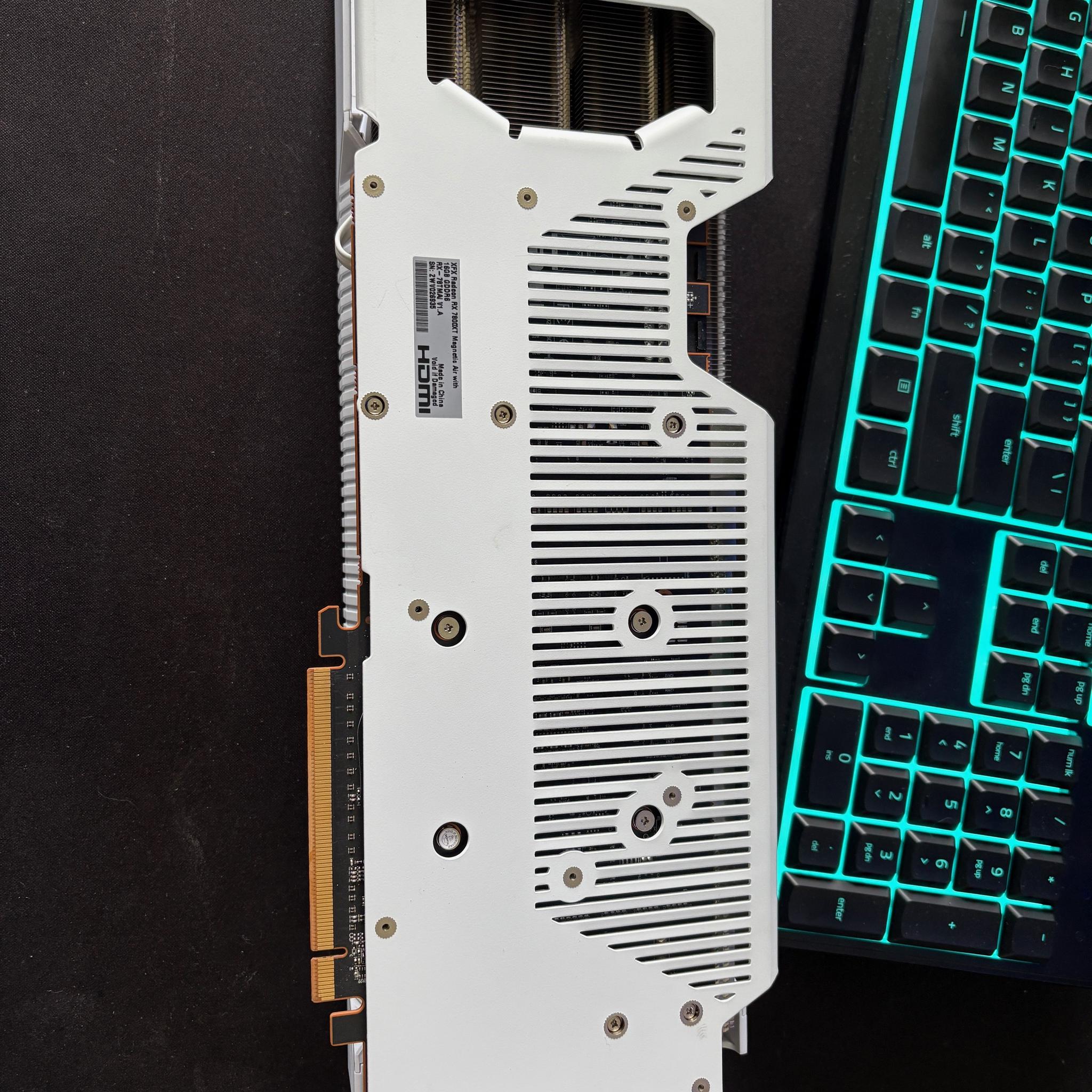XFX RX 7800XT Magnetic Air white