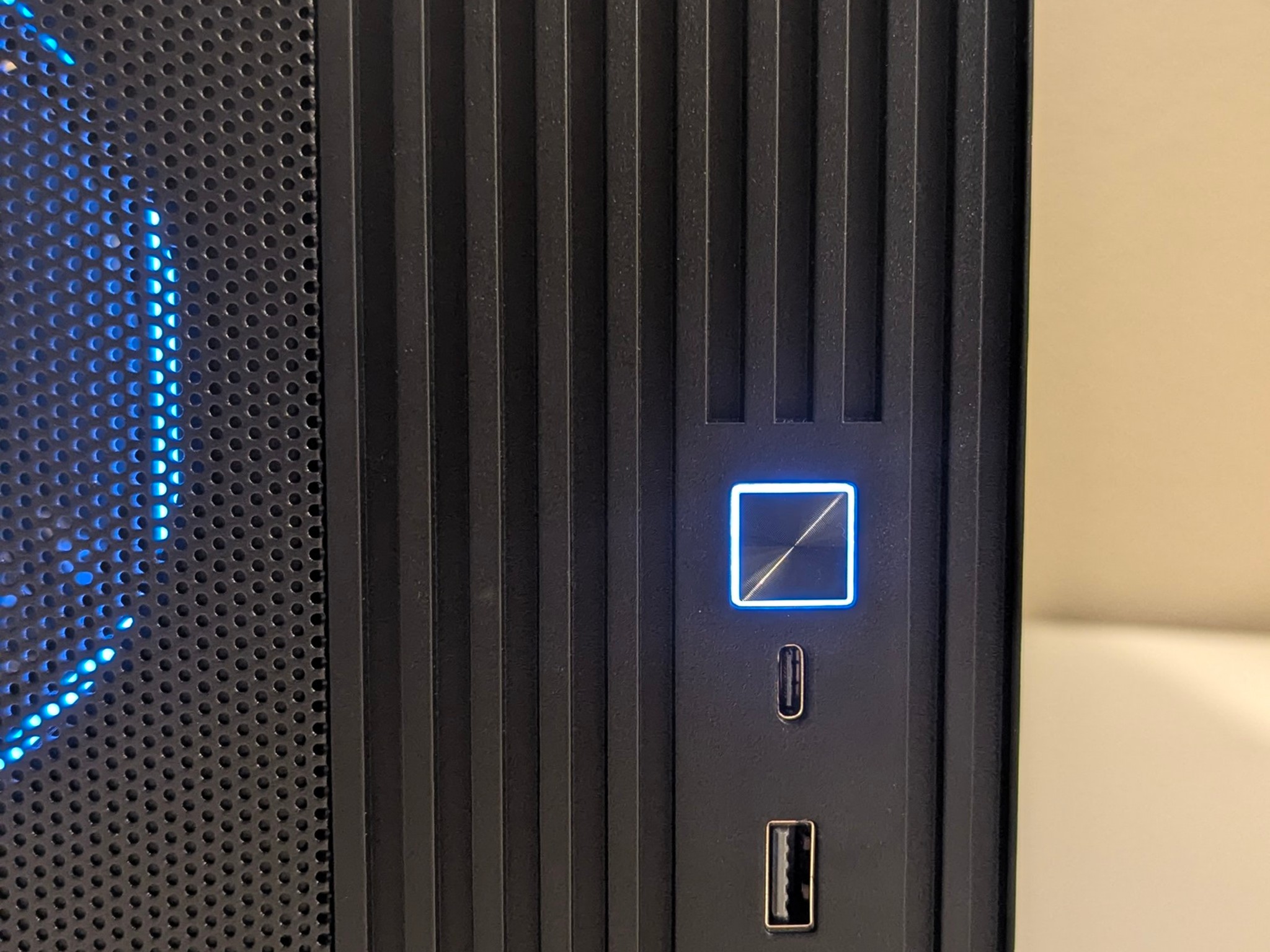 Slick Gaming PC 9070 XT 16GB | RYZEN 9600X | 16GB DDR5 | 1TB SSD | 240MM LCD AIO | 850W GOLD|