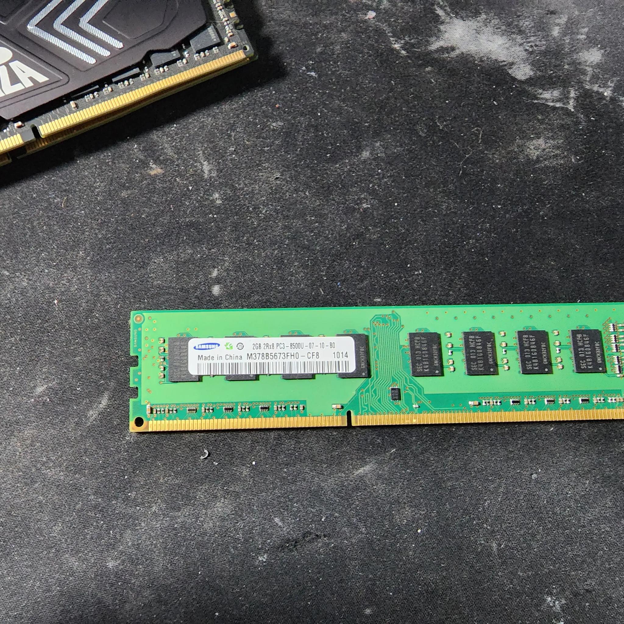 Samsung 2 GB (1 x 2 GB) DDR3-1333 CL9 Memory