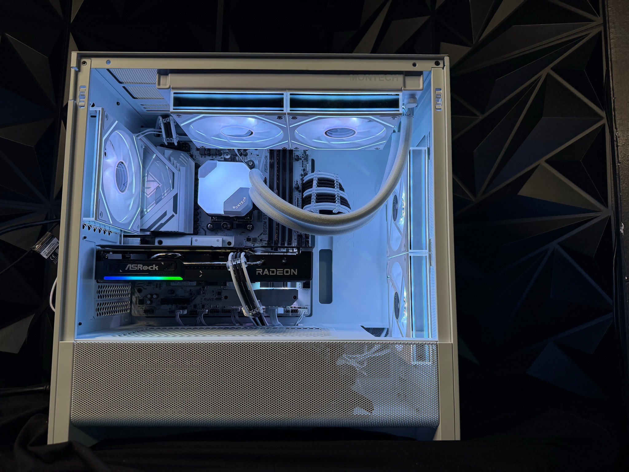 ❄️✨ ICE PRIZM ✨❄️Ryzen 7 7700X| RX 9060XT 16 GB | 32 GB DDR5| 2.5 TB NVMe| 650W PSU