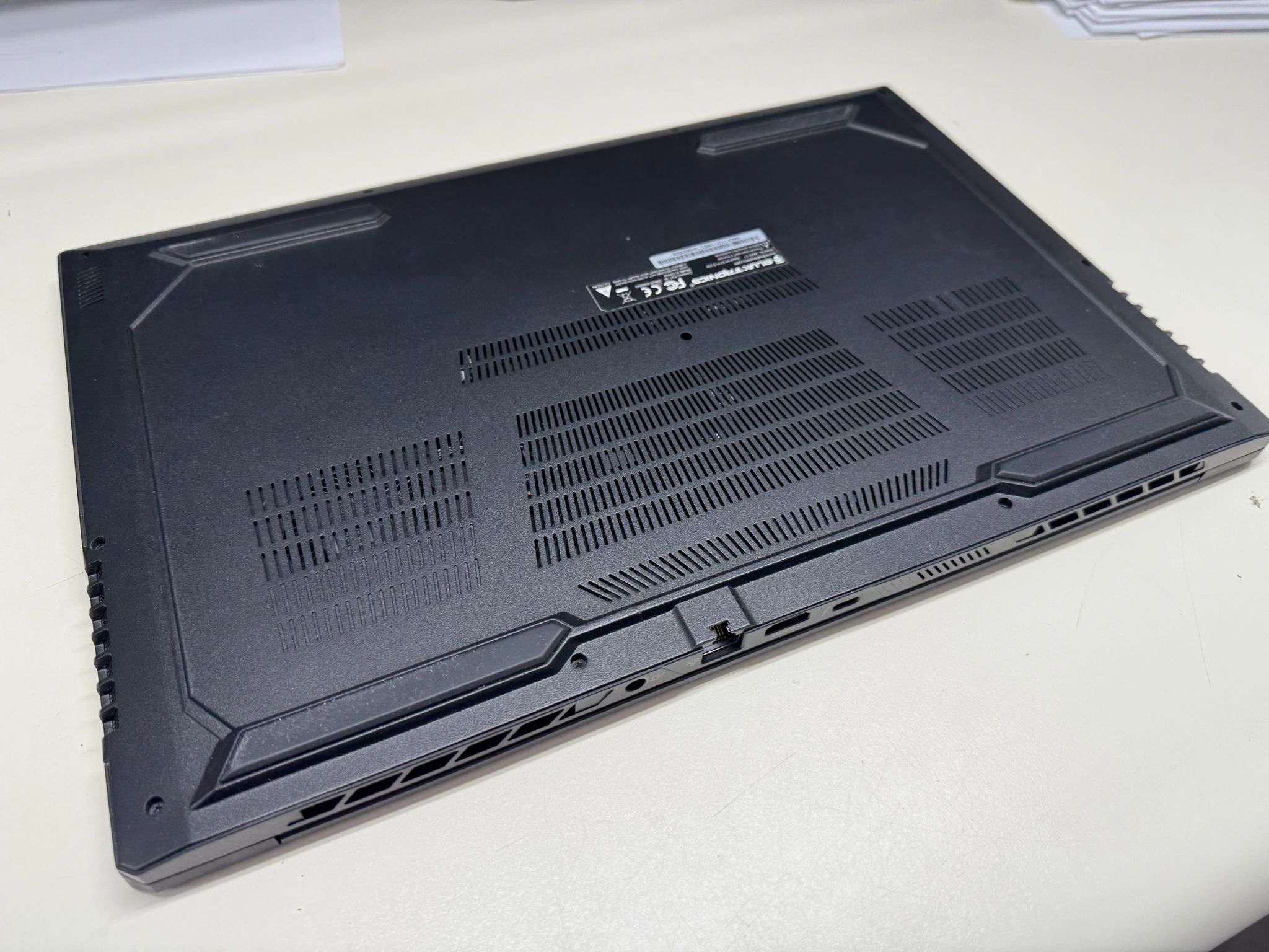Eluktronics Max-17, i7-9750H, GTX 1660Ti, 16GB RAM, 1TB SSD, 144HZ