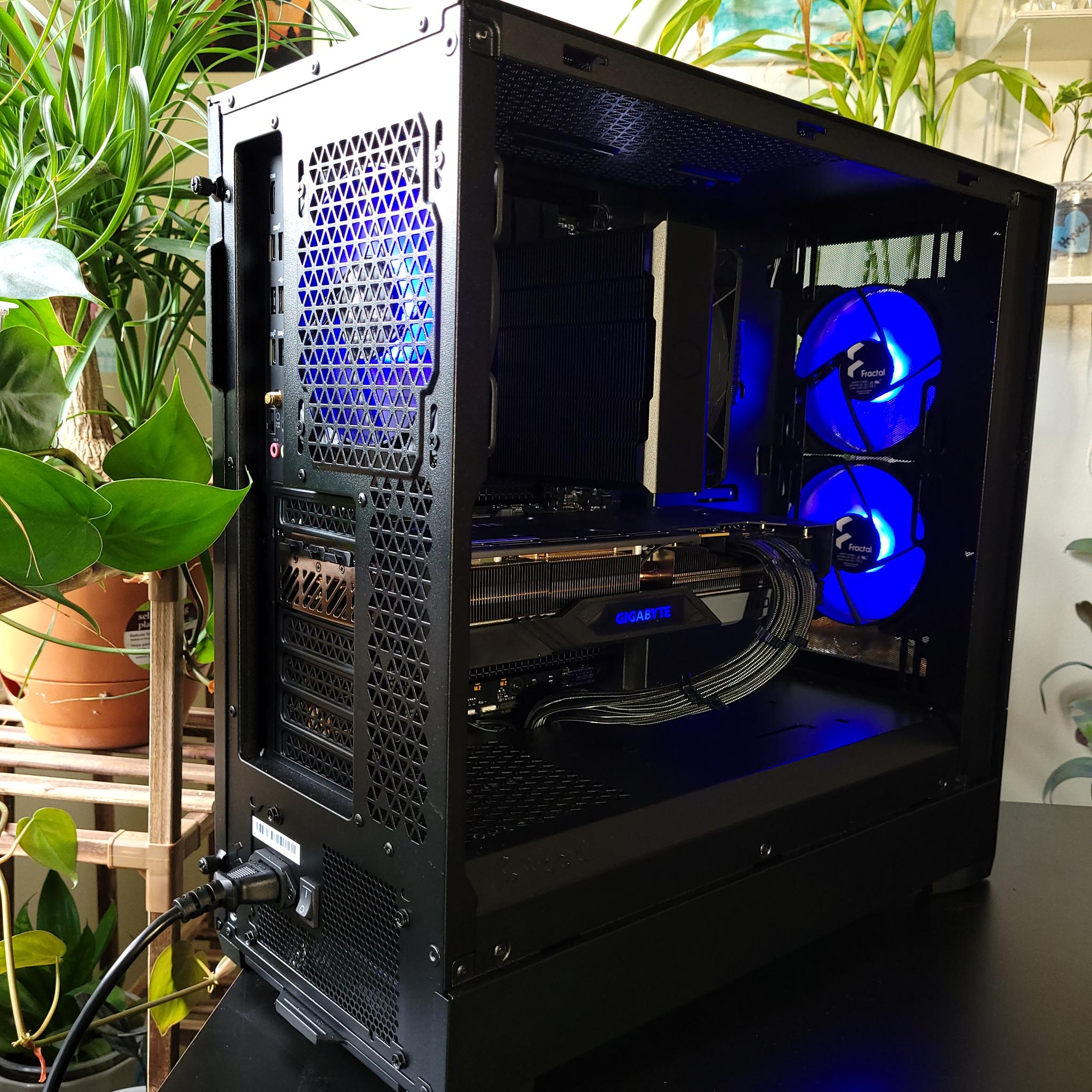 RYZEN 5 7600 | RX 7800XT | 32GB RAM | 2TB STORAGE | WINDOWS 11 ACTIVATED