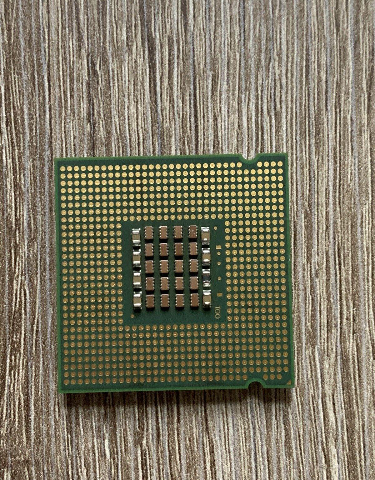 Intel Pentium D 820 2.8GHz /2M /800 / 05A CPU SL8CP socket 775 dual-core