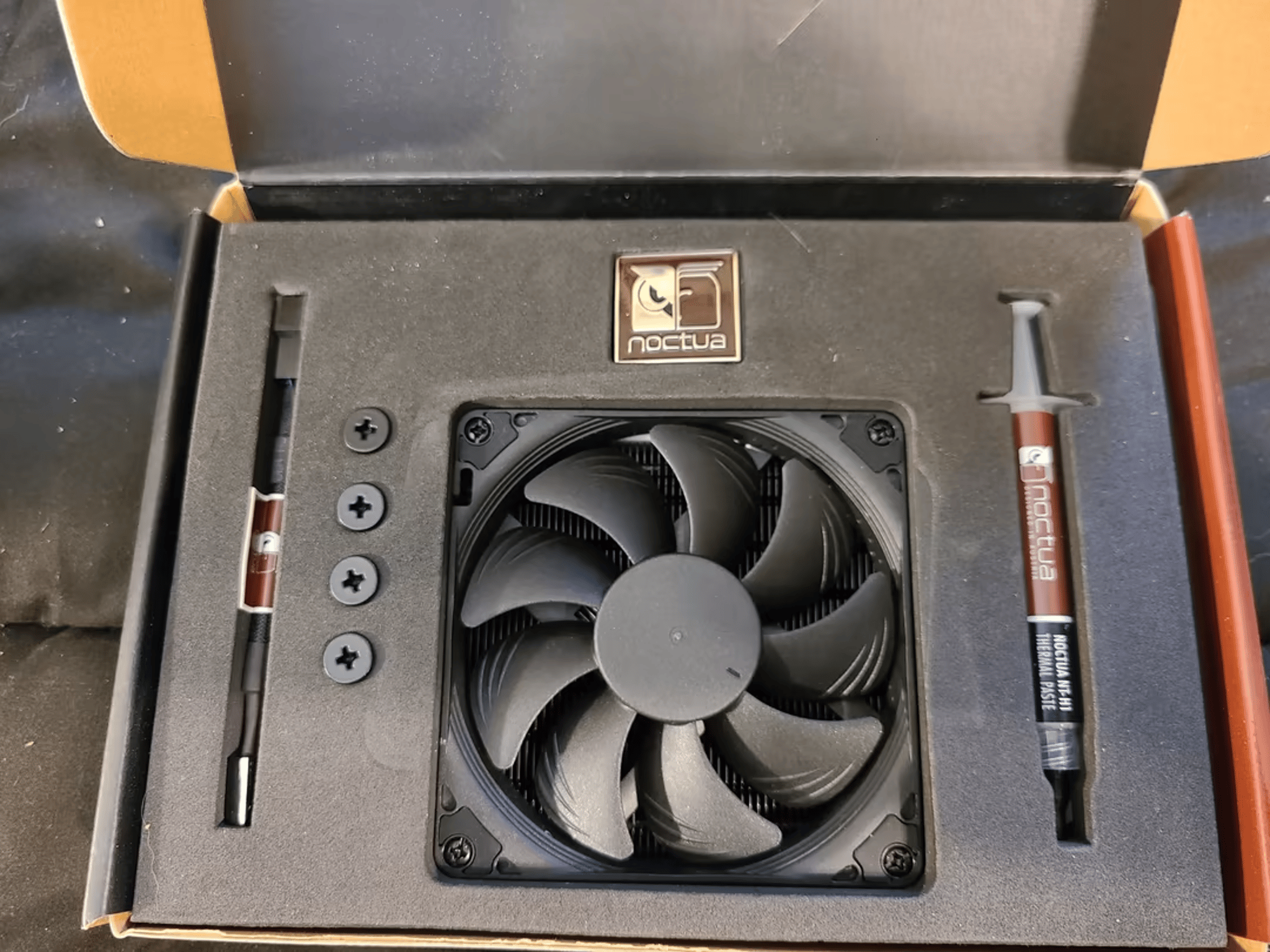Noctua NH-L9a-AM4 chromax.Black, Low-Profile CPU Cooler for AMD AM4 (Black)
