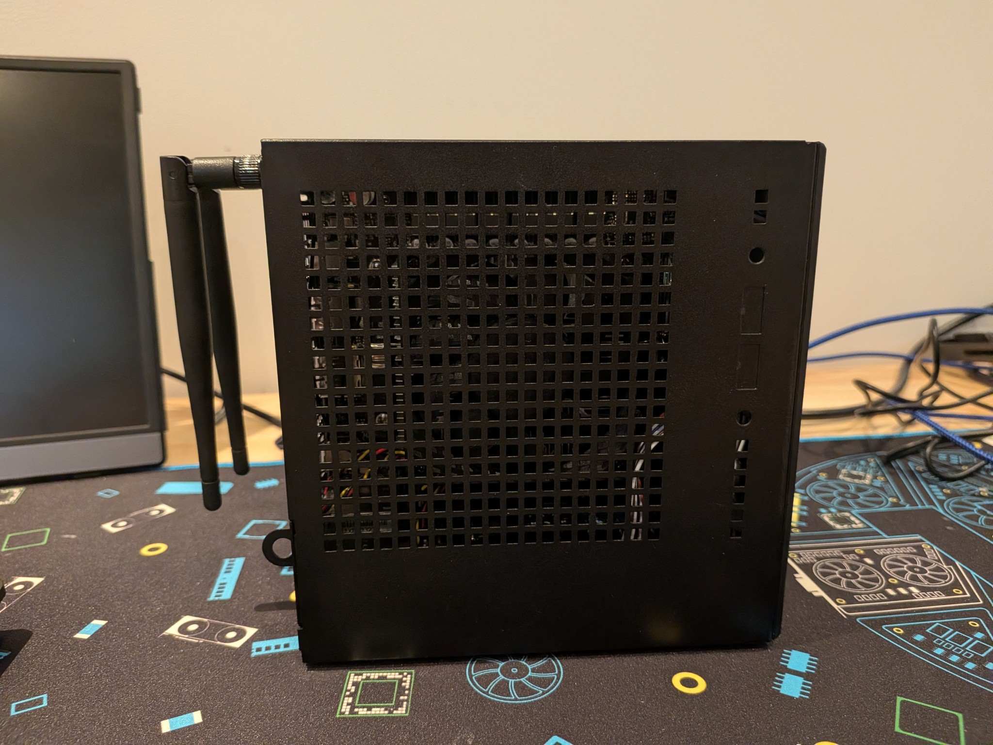 Fun Size Steambox - Ryzen 5 8600G, 32 GB DDR5, 1 TB Gen 4 NVME, SteamOS