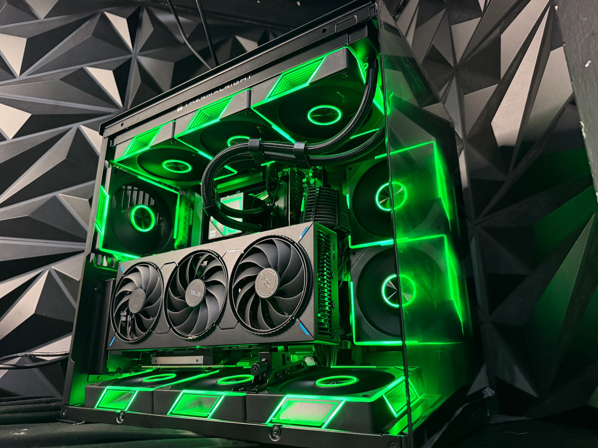 🕳️🌌 BLACK HOLE 🌌🕳️ Ryzen 9 7900X| RX 9070 GRE| 4.5 TB NVMe| 32 GB DDR5| 850W Gold PSU