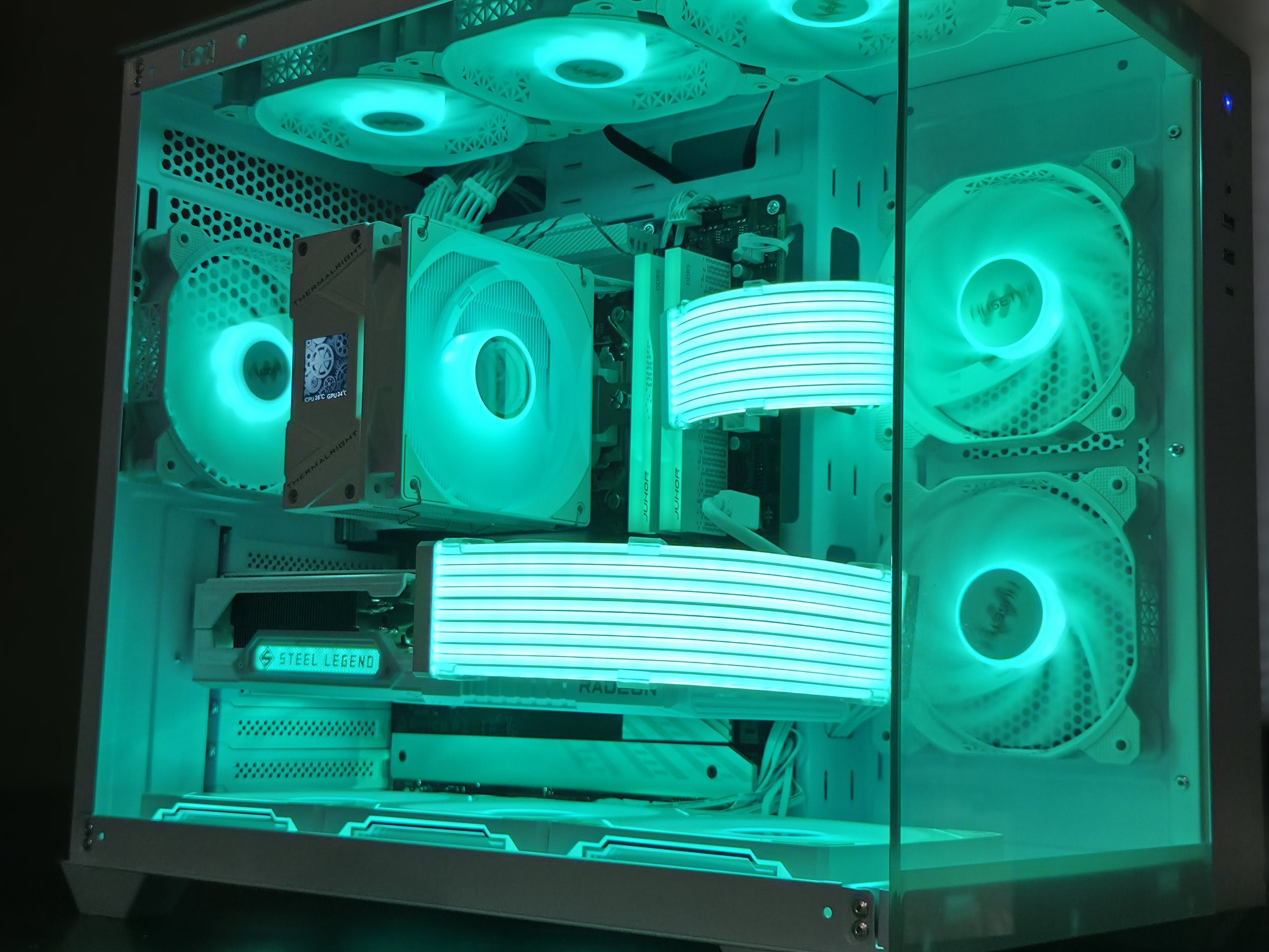 White Spectre! 👻 – Ryzen 5 9600X | RX 9070 XT | 32GB DDR5 6000 | Display on Cooler!