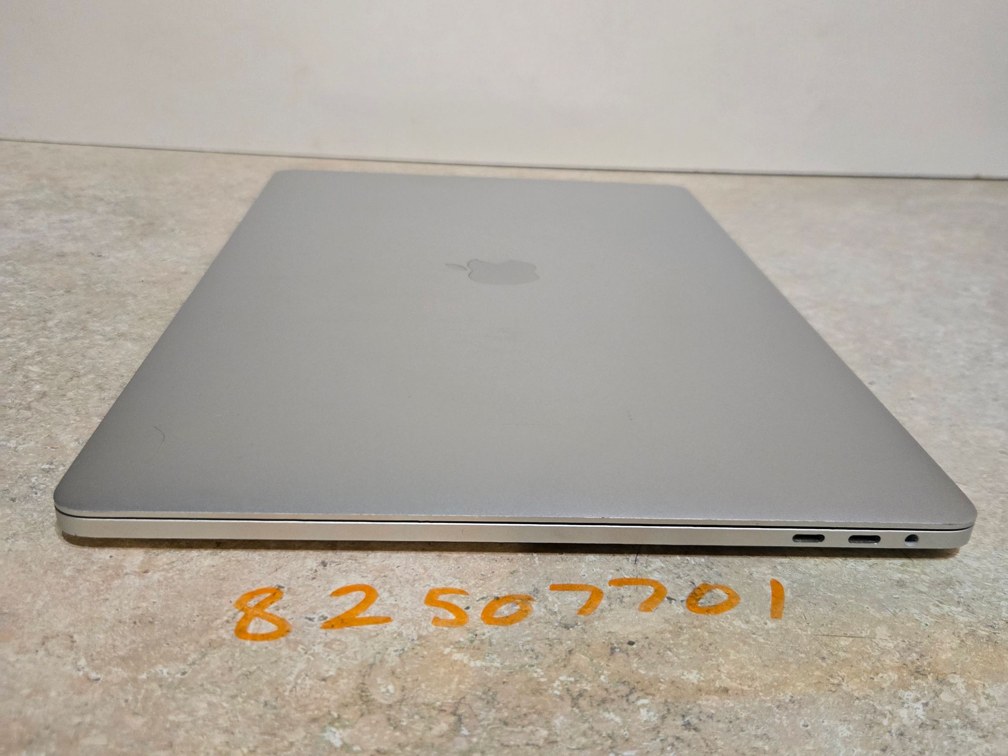 Apple Macbook Pro 15 inch Laptop - 2018 - intel i7 - 512GB SSD - Model A1990