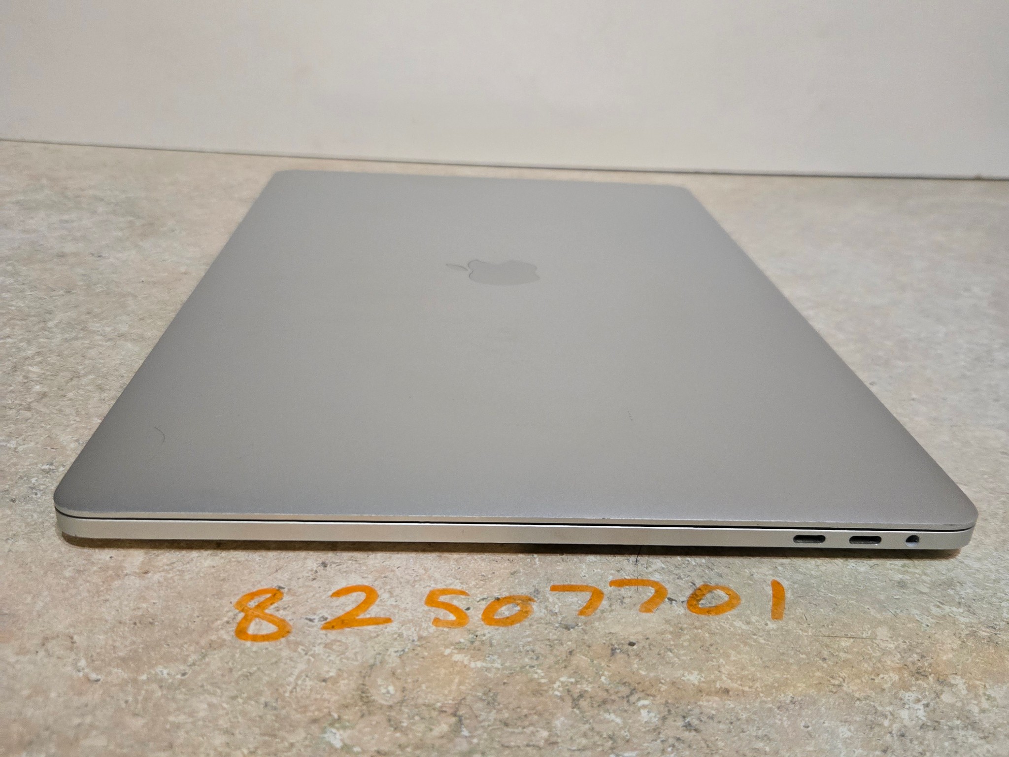 Apple Macbook Pro 15 inch Laptop - 2018 - intel i7 - 512GB SSD - Model A1990