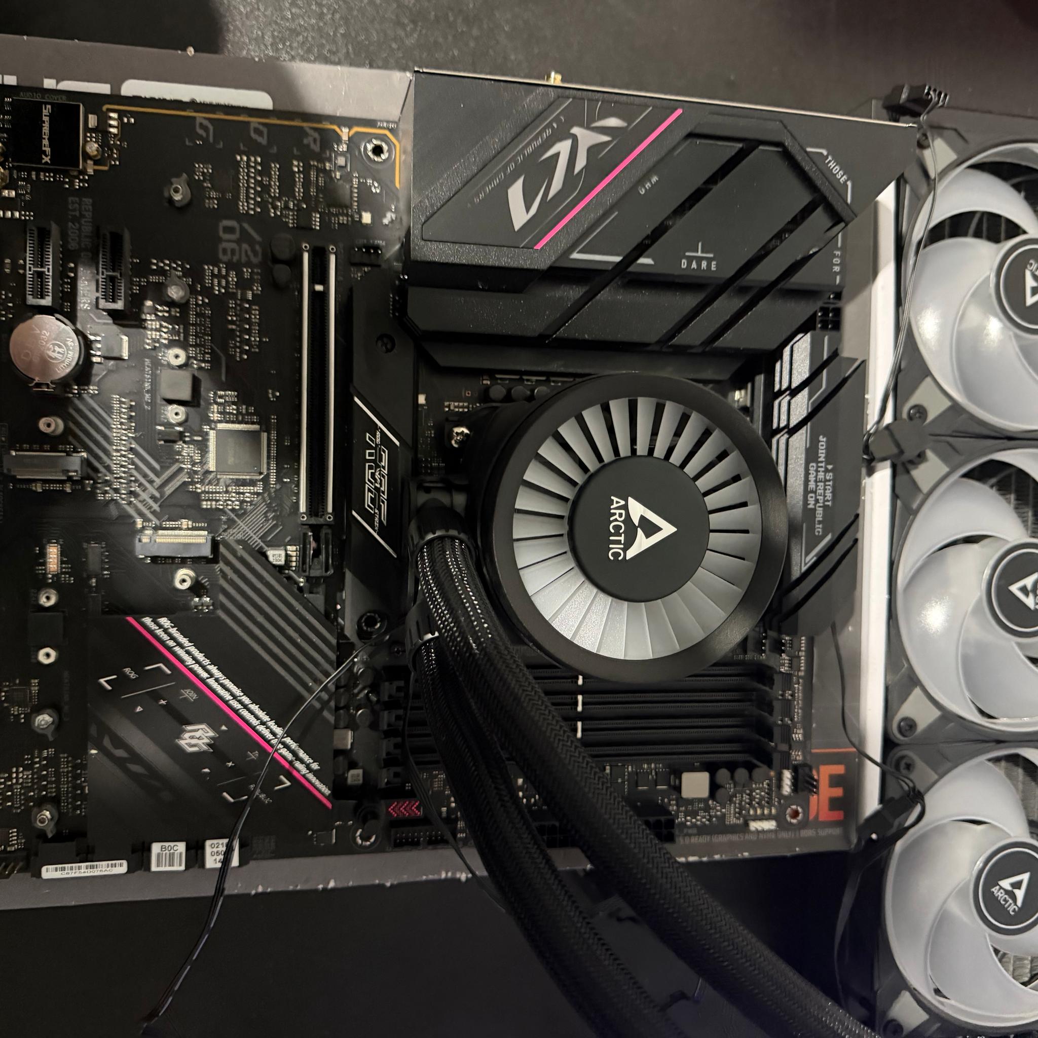 Ryzen 5 9600X, ASUS ROG STRIX B650 F Gaming Wifi, Arctic AIO COMBO