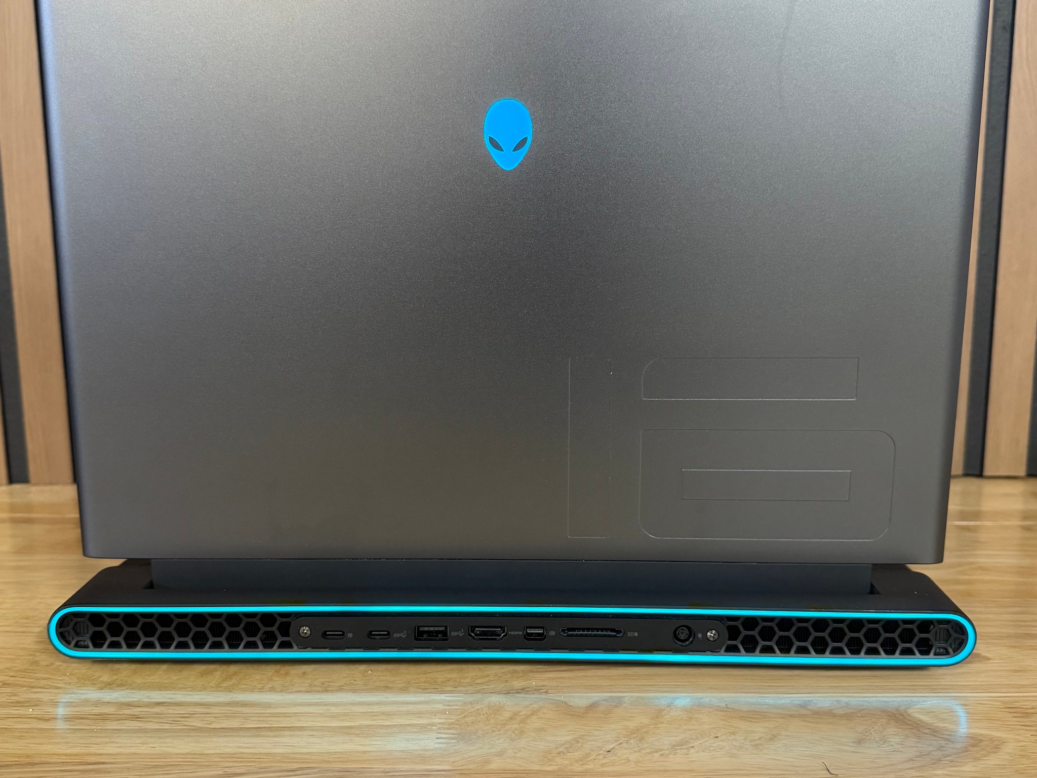 Alienware m16 R1 Gaming Laptop RTX 4070 Ryzen 9 7845HX 32GB RAM 1TB NVMe