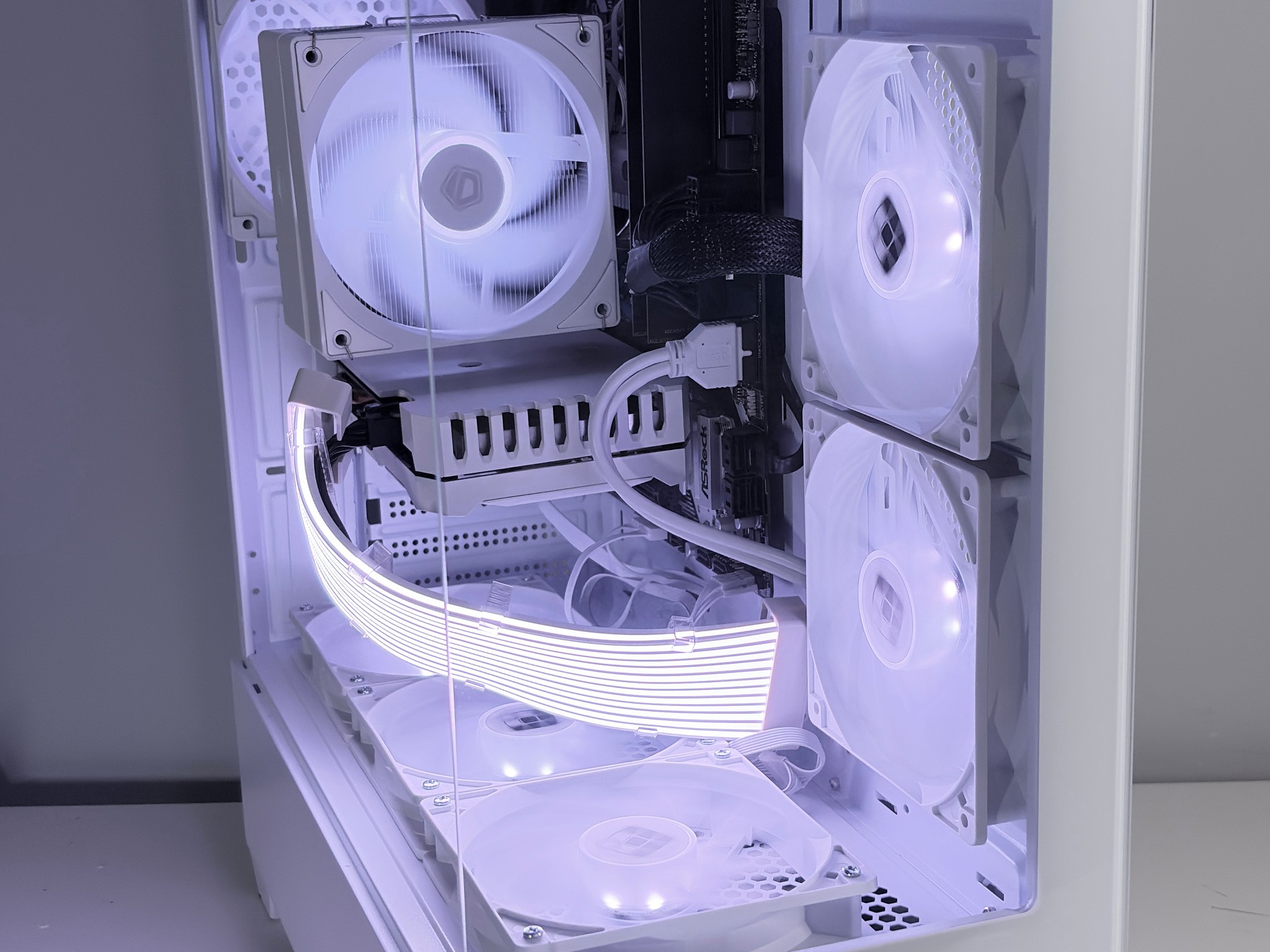 White Custom Gaming PC Build / I7 + 1660 Super /