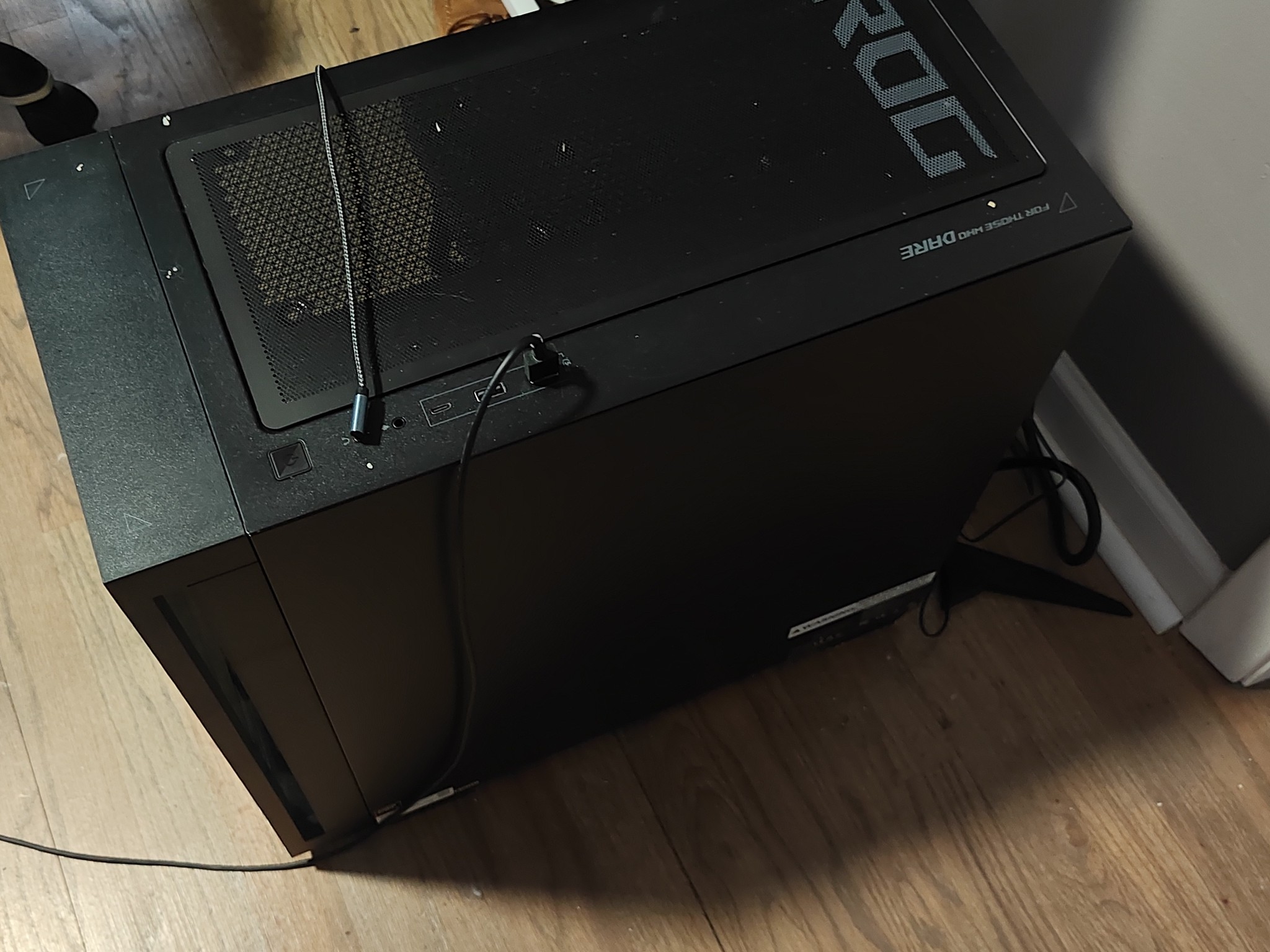 ASUS ROG GM700 58L Gaming Desktop - AMD Ryzen 9 9950X 3D - AMD Radeon 9070 XT - 32GB RAM - 2TB SSD