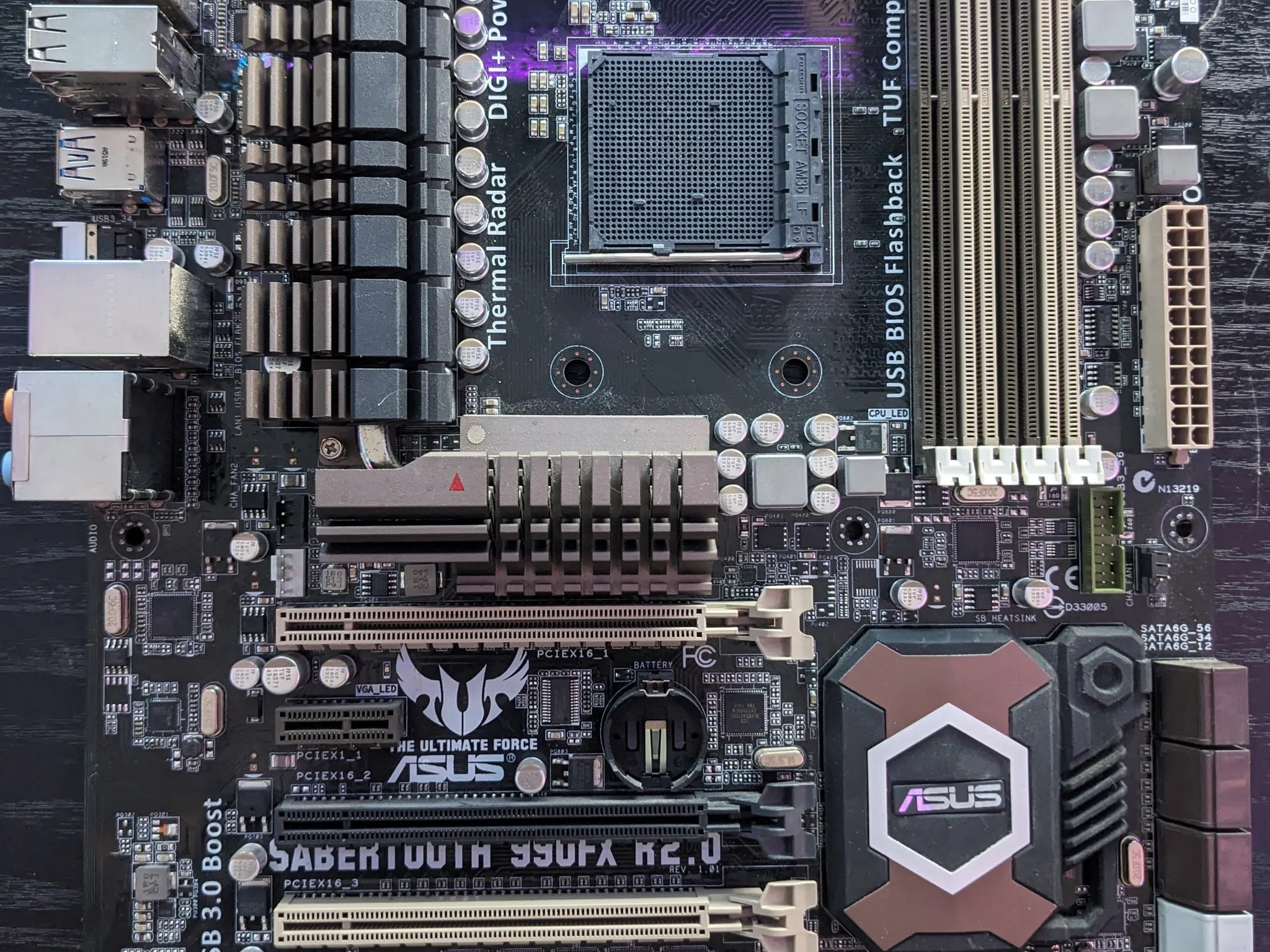 ASUS SABERTOOTH 990FX R2.0 AMD AM3+ Motherboard w/ IO Shield