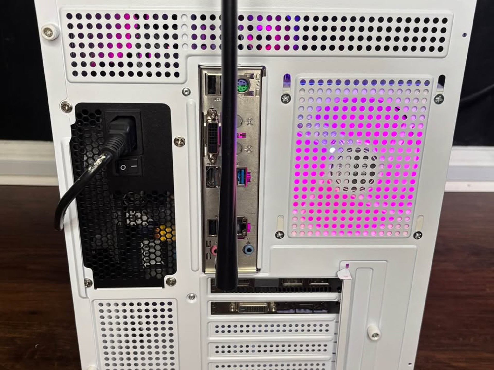 White Gaming PC (RX 580 8GB + Intel Core I7-7700 + 16GB DDR4 + SSD + HDD)
