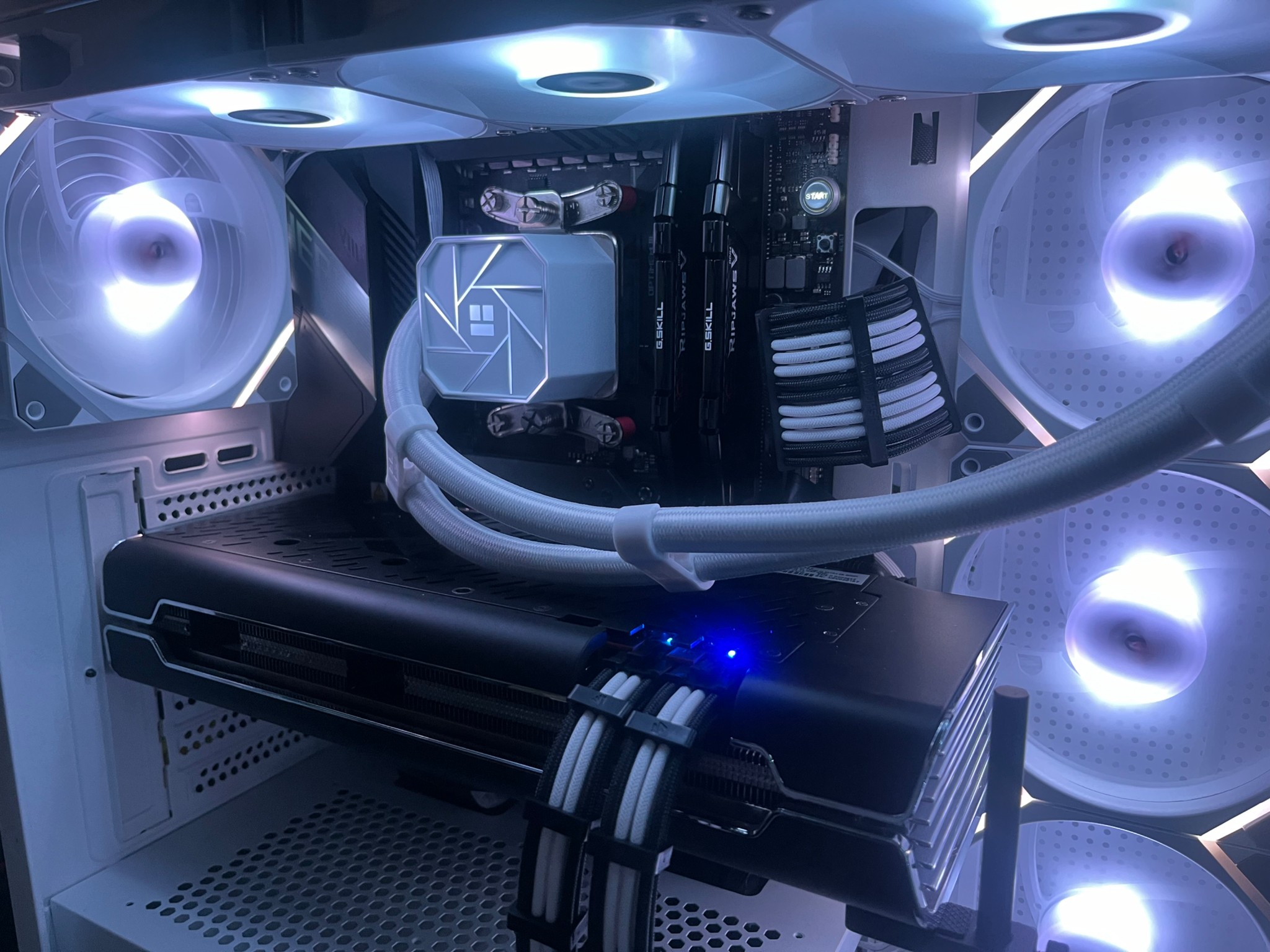 Black and white Gaming PC! Ryzen 7 5800X 8-core! Radeon 5700XT Ultra thicc III, 1440 beast