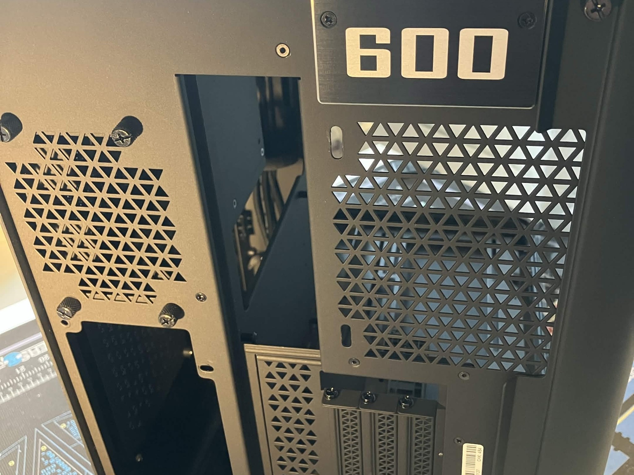MSI MEG MAESTRO 700L PZ - Limited Edition Case #600