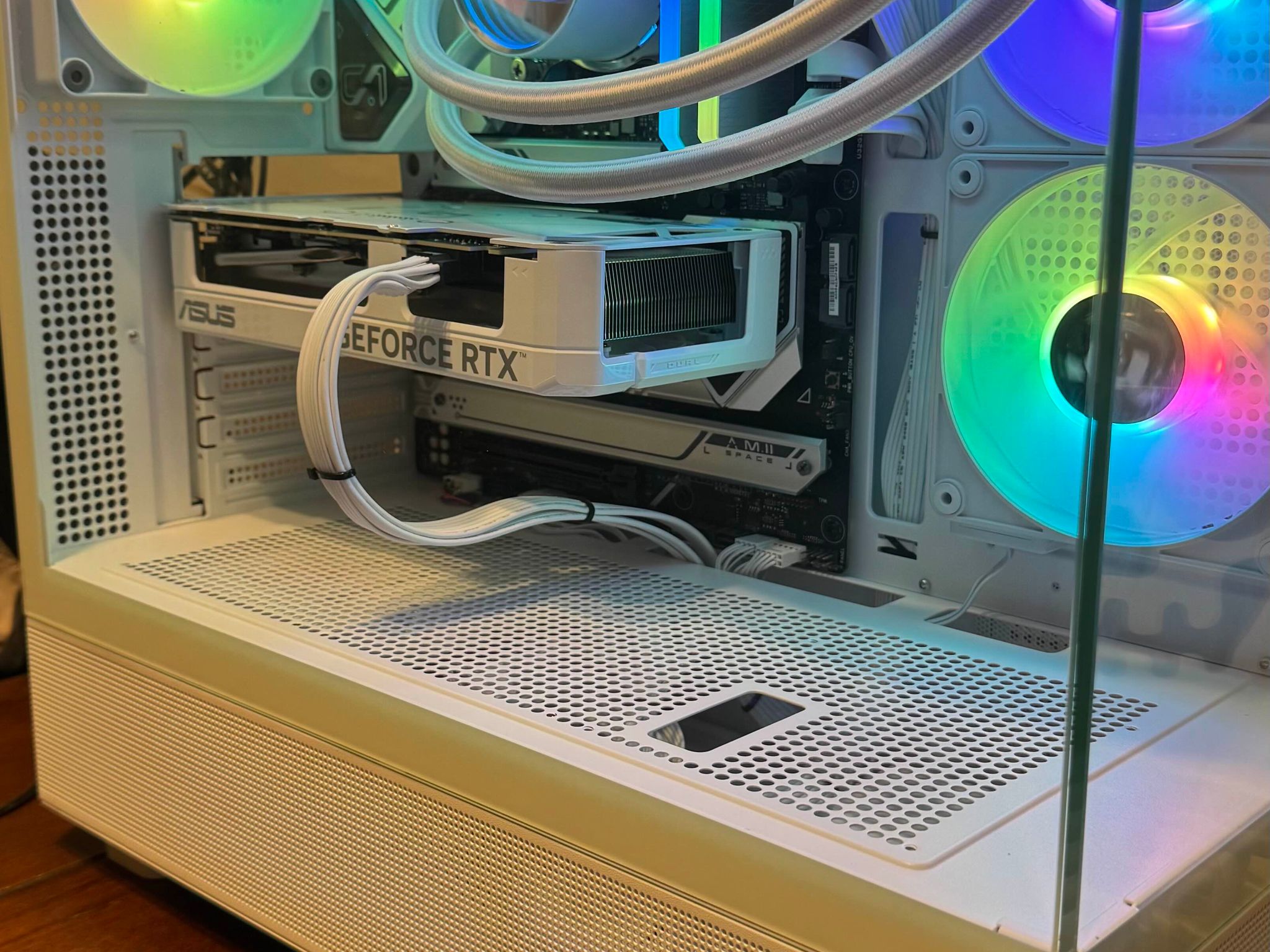 All White Gaming PC | Z790 | i7-13700KF | 4070 Super | 32GB DDR5 | 1TB SSD | 850W PSU | 360 AIO