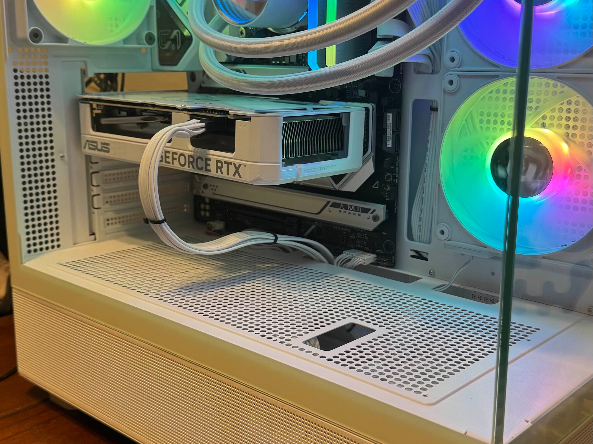 All White Gaming PC | Z790 | i7-13700KF | 4070 Super | 32GB DDR5 | 1TB SSD | 850W PSU | 360 AIO