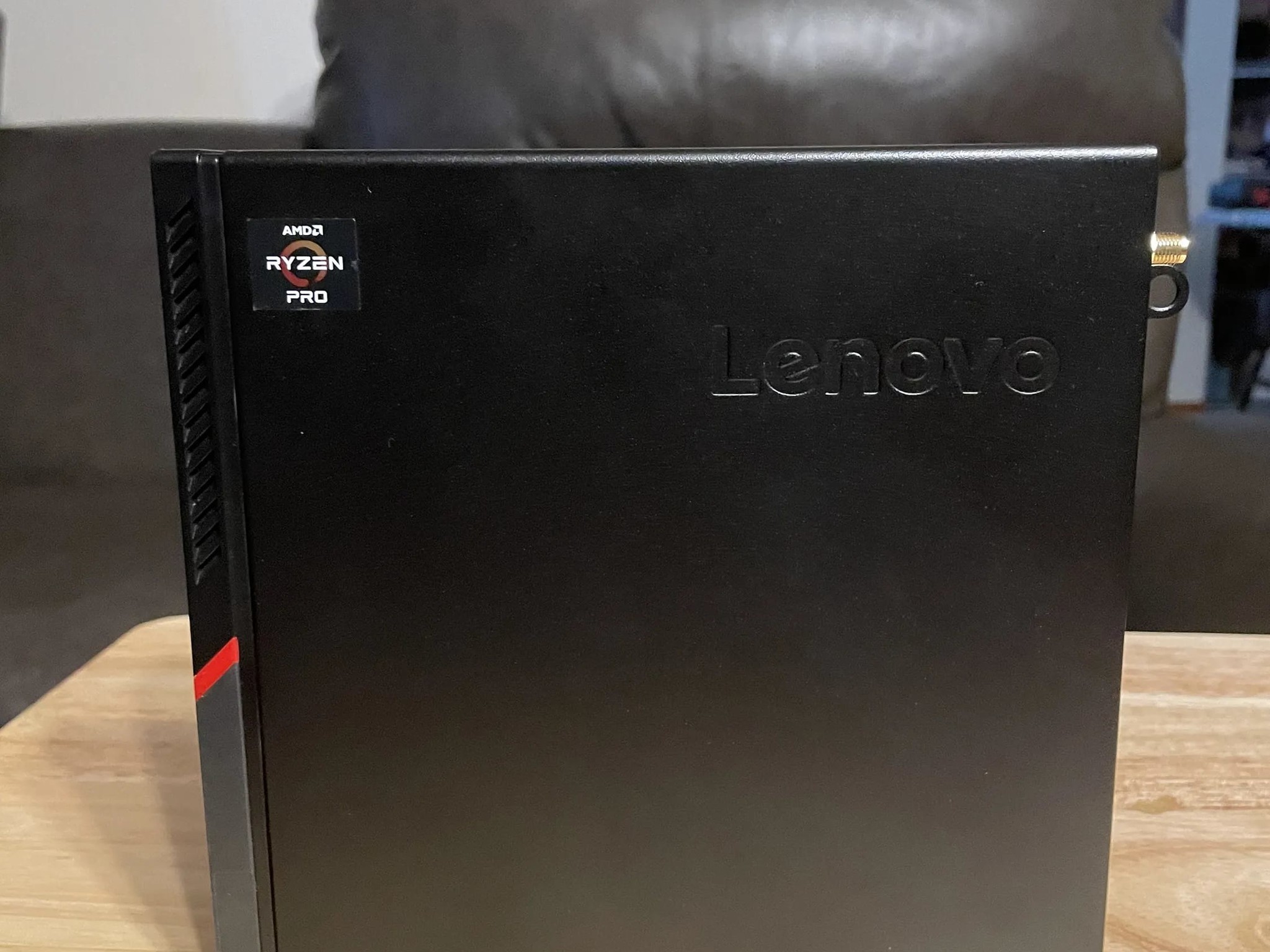 Lenovo Thinkcentre M715q Tiny - Ryzen Pro 2200GE