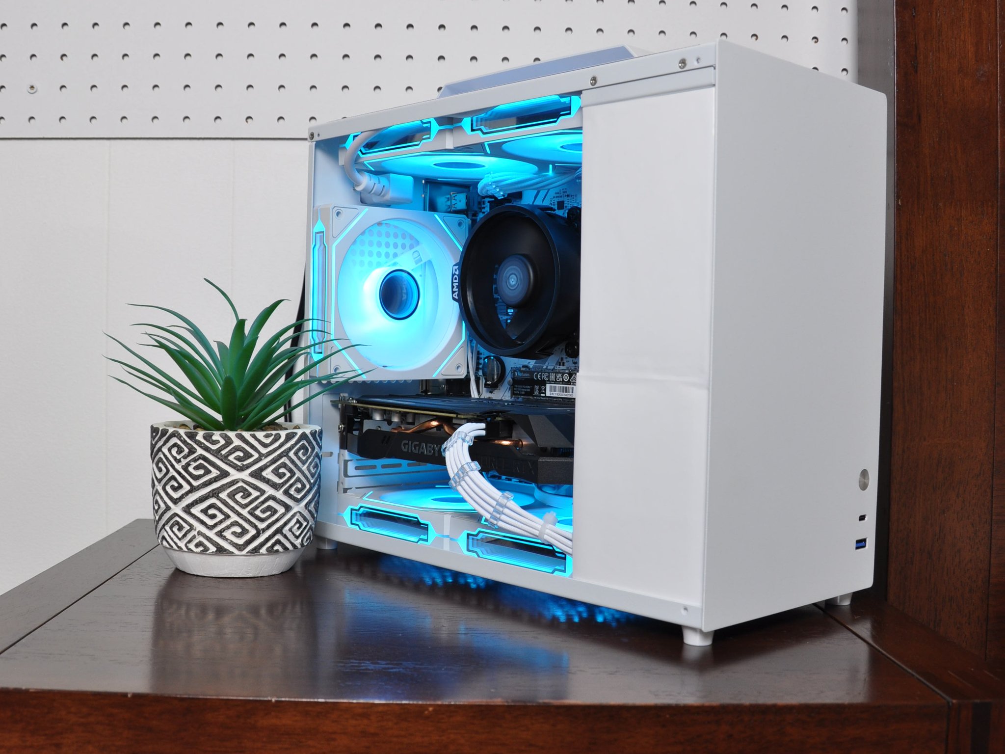 MINI WHITE PC | RTX 2060 OC | AMD RYZEN 5 5500 | 16GB RAM | 1TB GEN 4 SSD | FREE WIFI 6 | $590