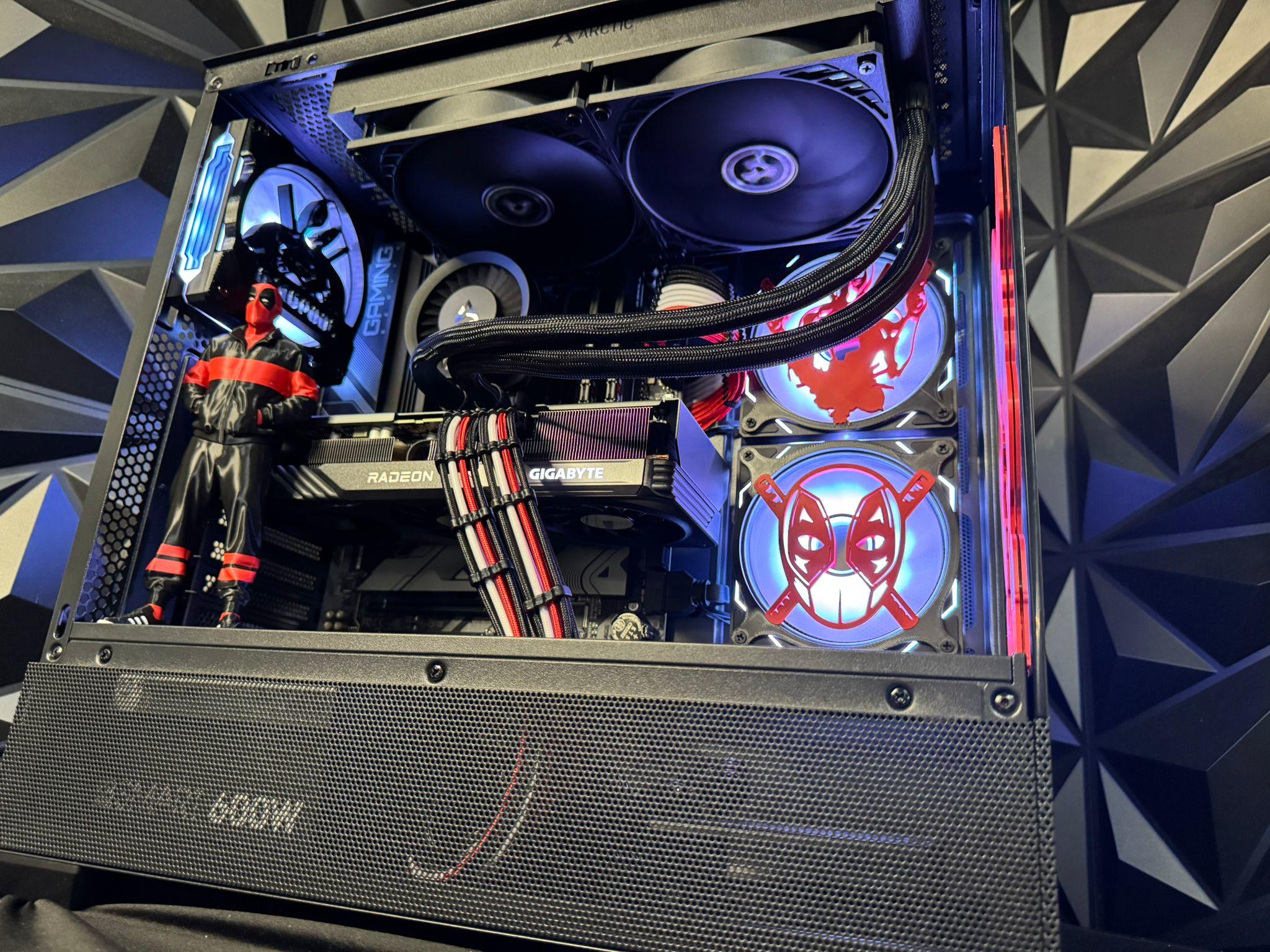 🟥⚫⚪ Merc 76 – Deadpool Edition 💀🎮 Ryzen 7600X| RX 7600XT 16 GB | 32 GB DDR5| 2 TB NVMe