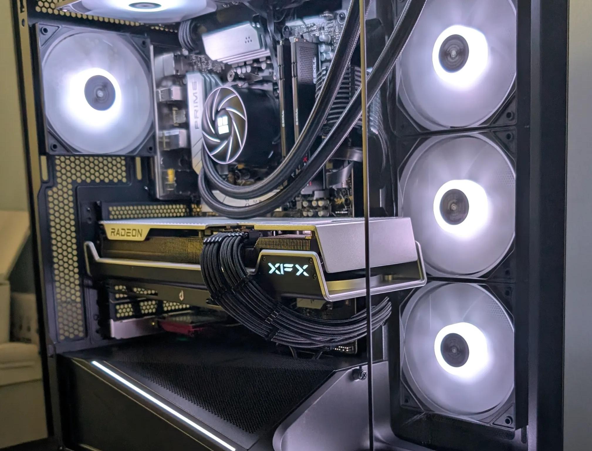 RX 7800 XT - Ryzen 7 9700x - 32 GB DDR5 6000 - 1 TB NVME Liquid Cooled