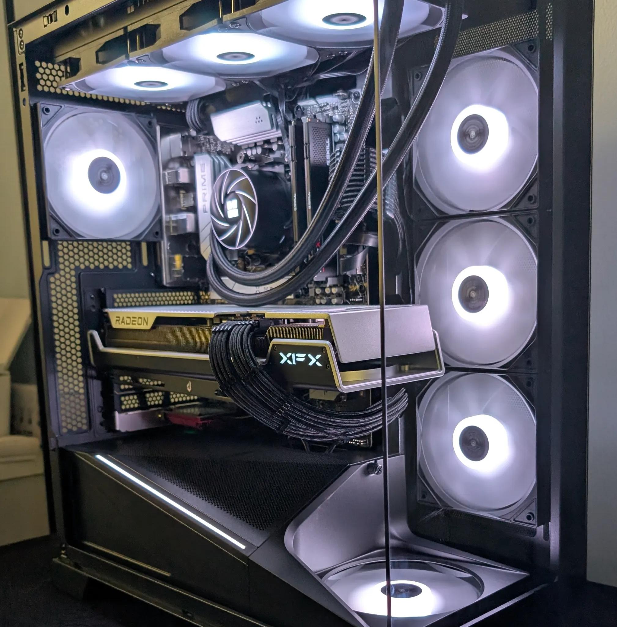 RX 7800 XT - Ryzen 7 9700x - 32 GB DDR5 6000 - 1 TB NVME Liquid Cooled