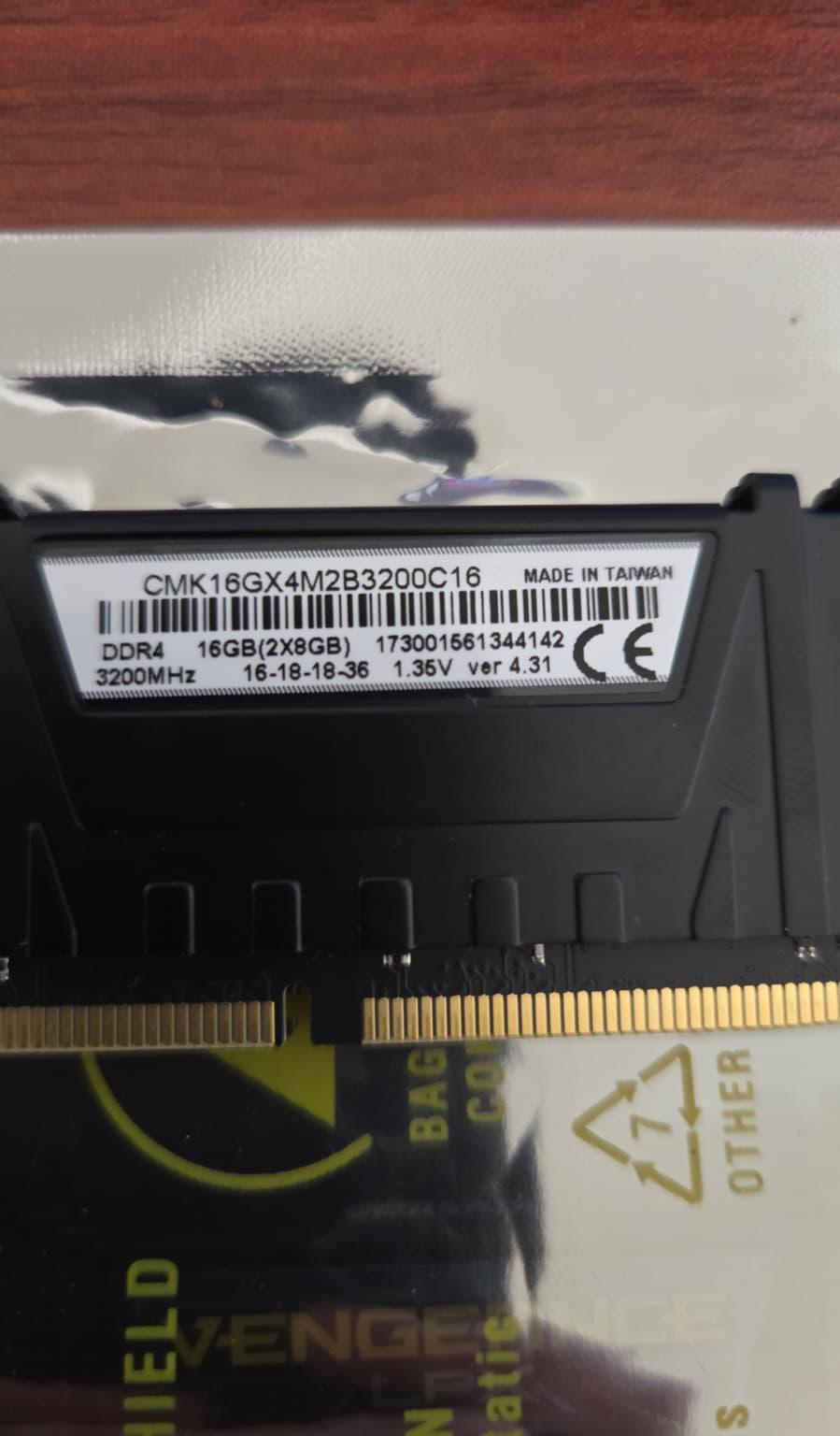 CORSAIR VENGEANCE 16GB DDR4 3200MHZ