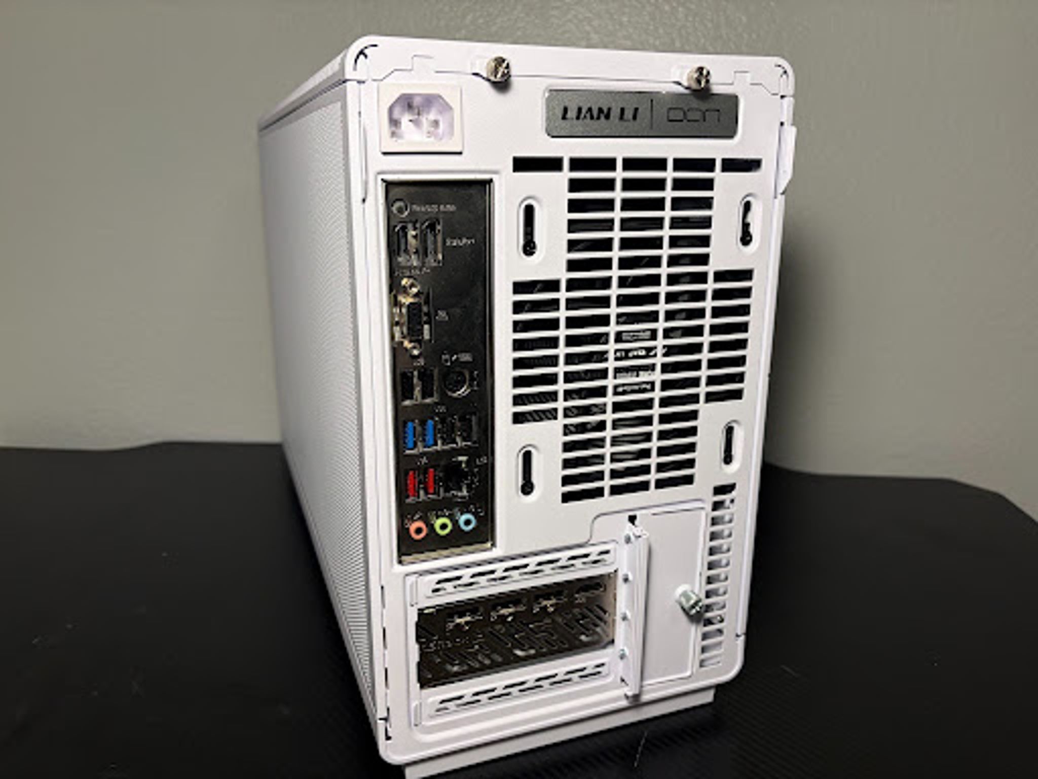 White/Wood Small Form Factor Gaming PC - RX 7700XT/Ryzen 5 7600X/32GB DDR5