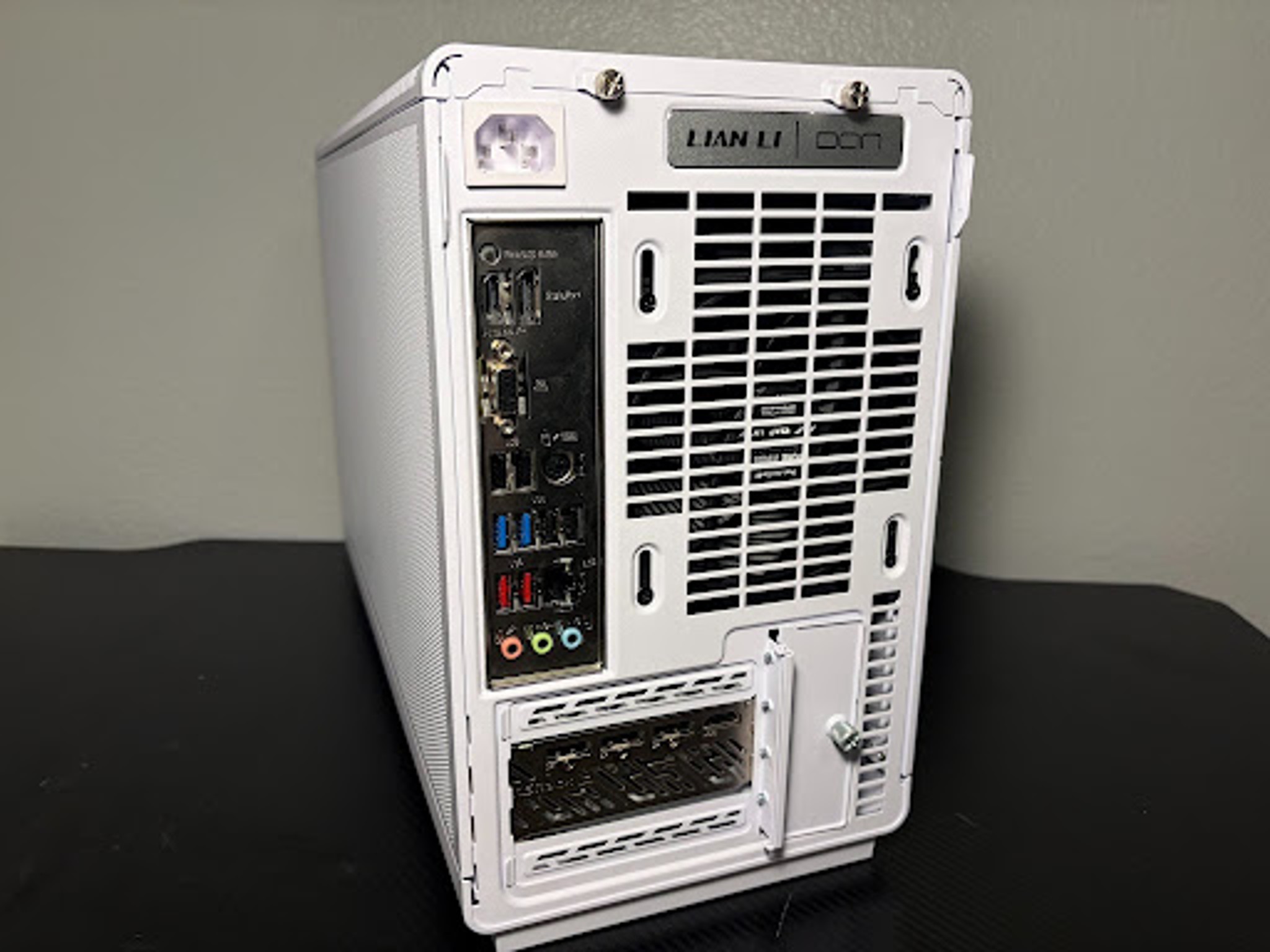 White/Wood Small Form Factor Gaming PC - RX 7700XT/Ryzen 5 7600X/32GB DDR5