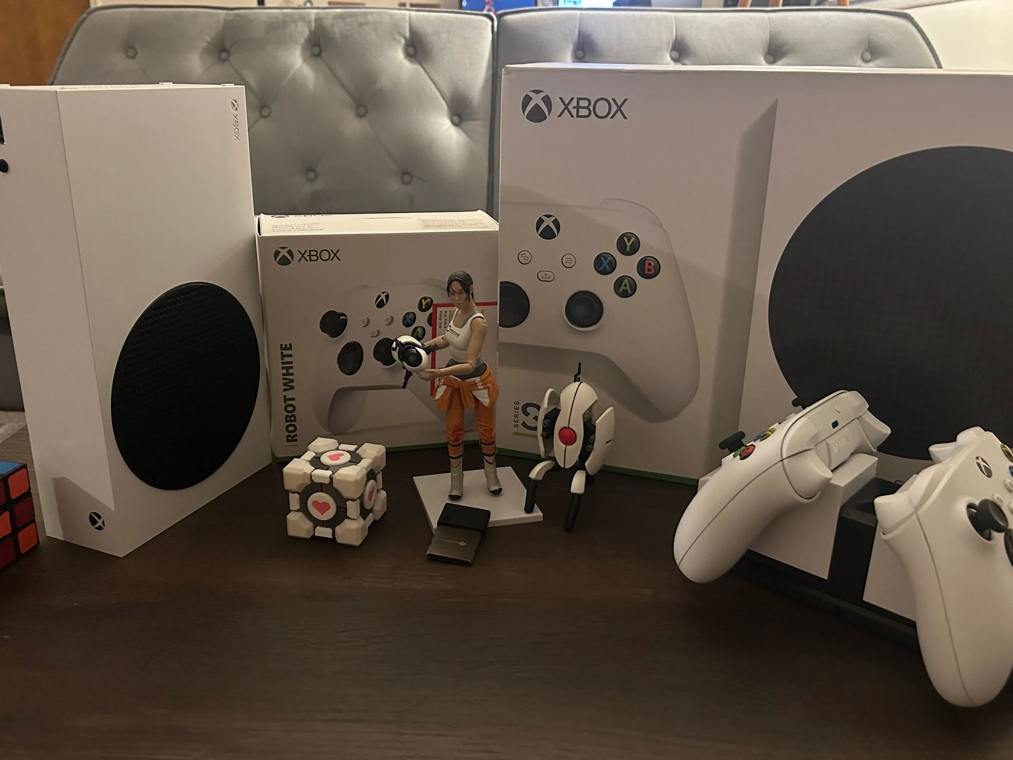 Xbox Series S, Seagate Storage Expansion Card 1TB SSD, 2 Controllers and Charging station.