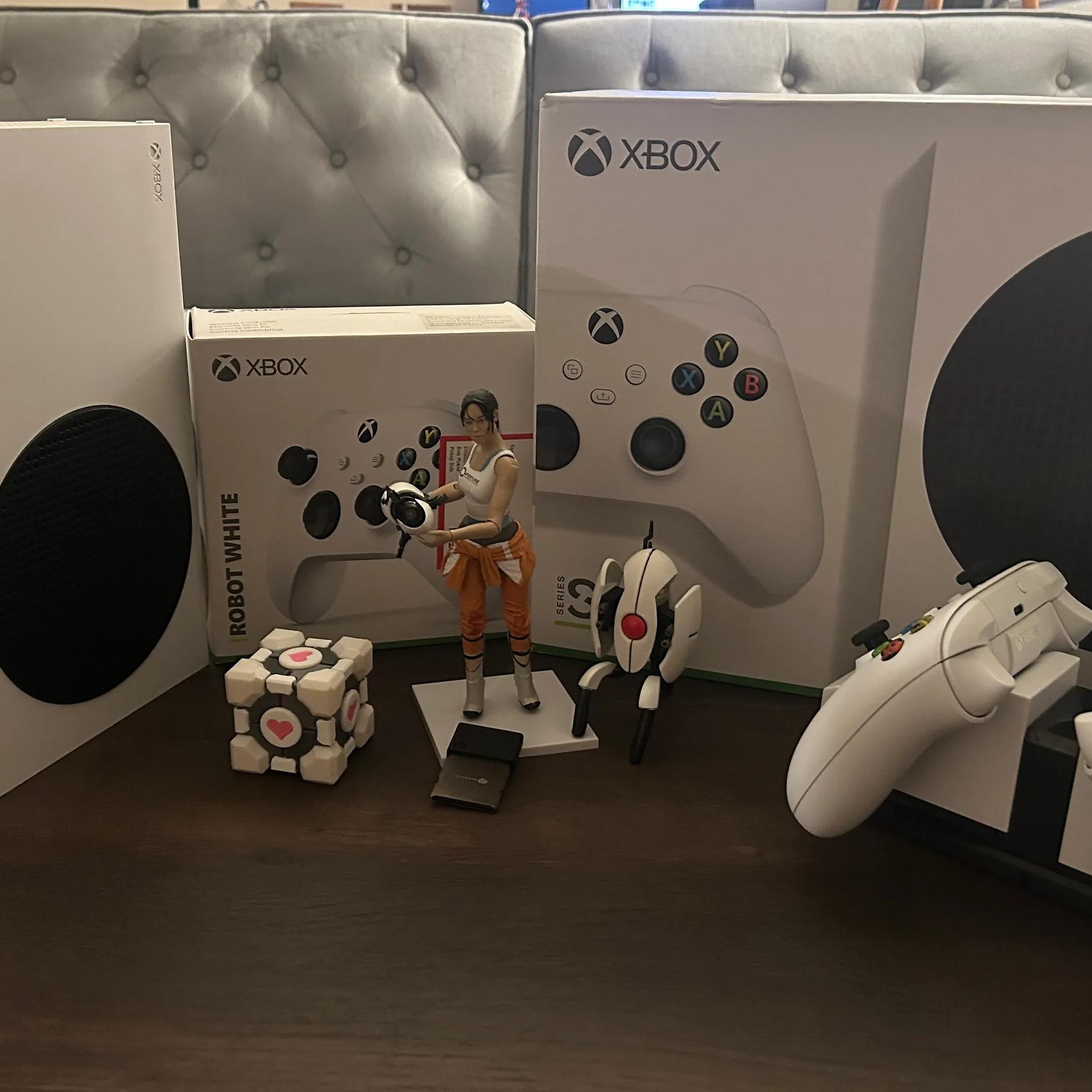 Xbox Series S, Seagate Storage Expansion Card 1TB SSD, 2 Controllers and Charging station.