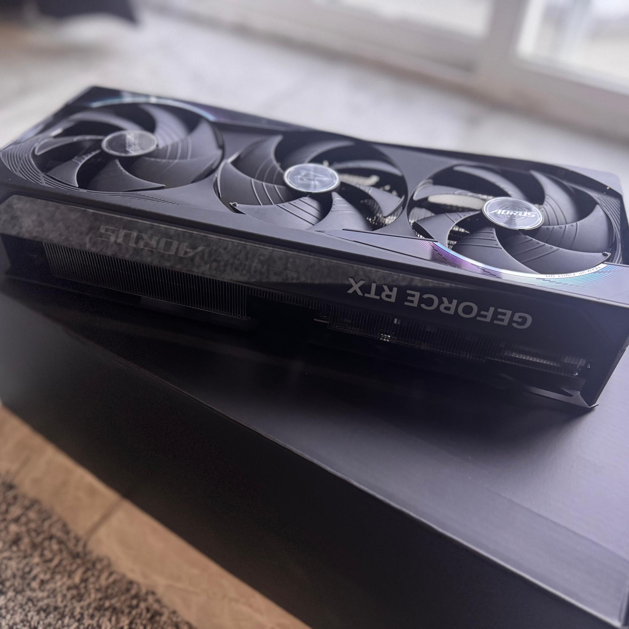 GIGABYTE AORUS GeForce RTX 5080 MASTER 16G AND (9800X3D NEW)