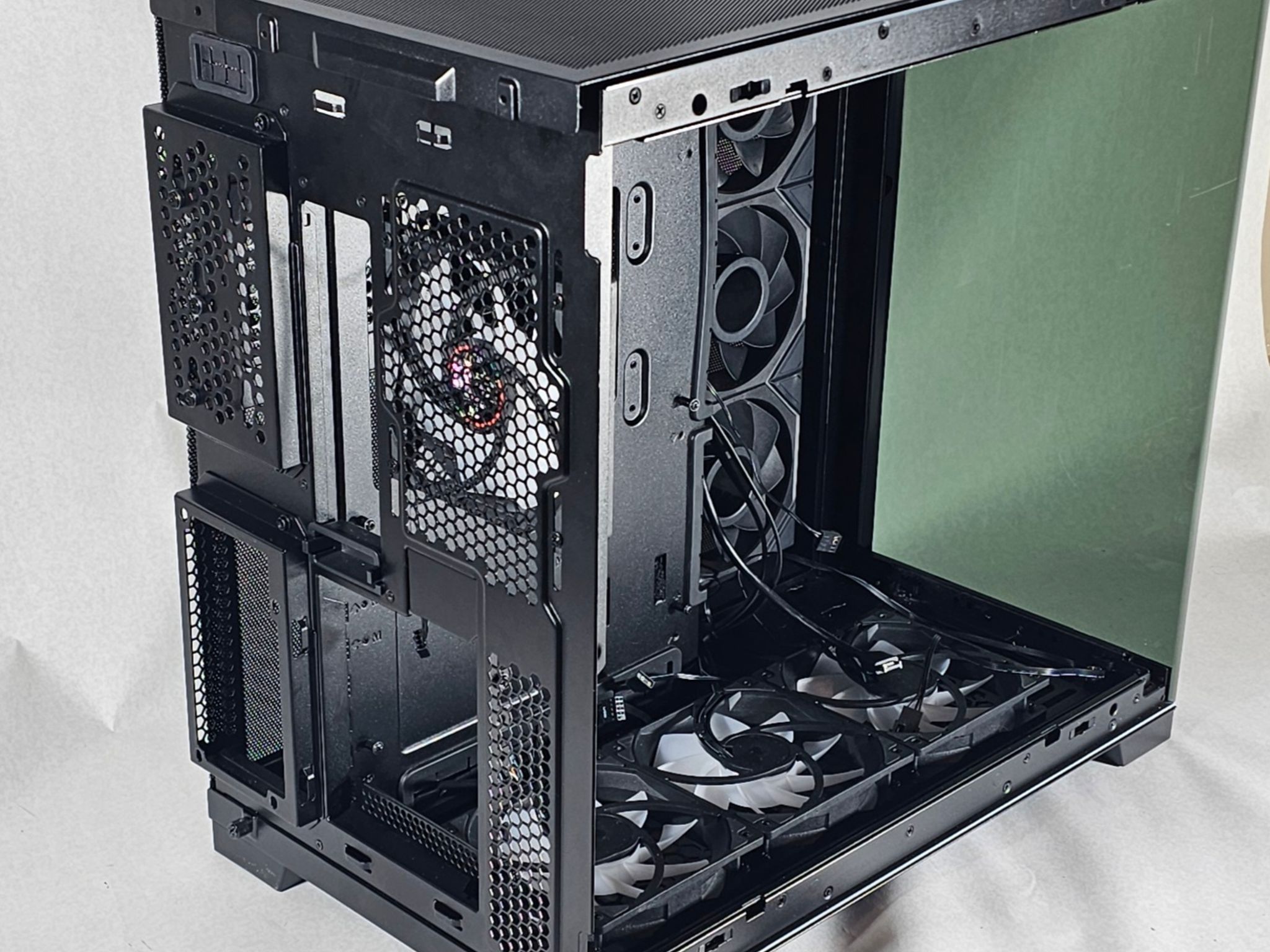 Lian Li PC Case 497 w\ Tempered Glass and 7 RGB Fans