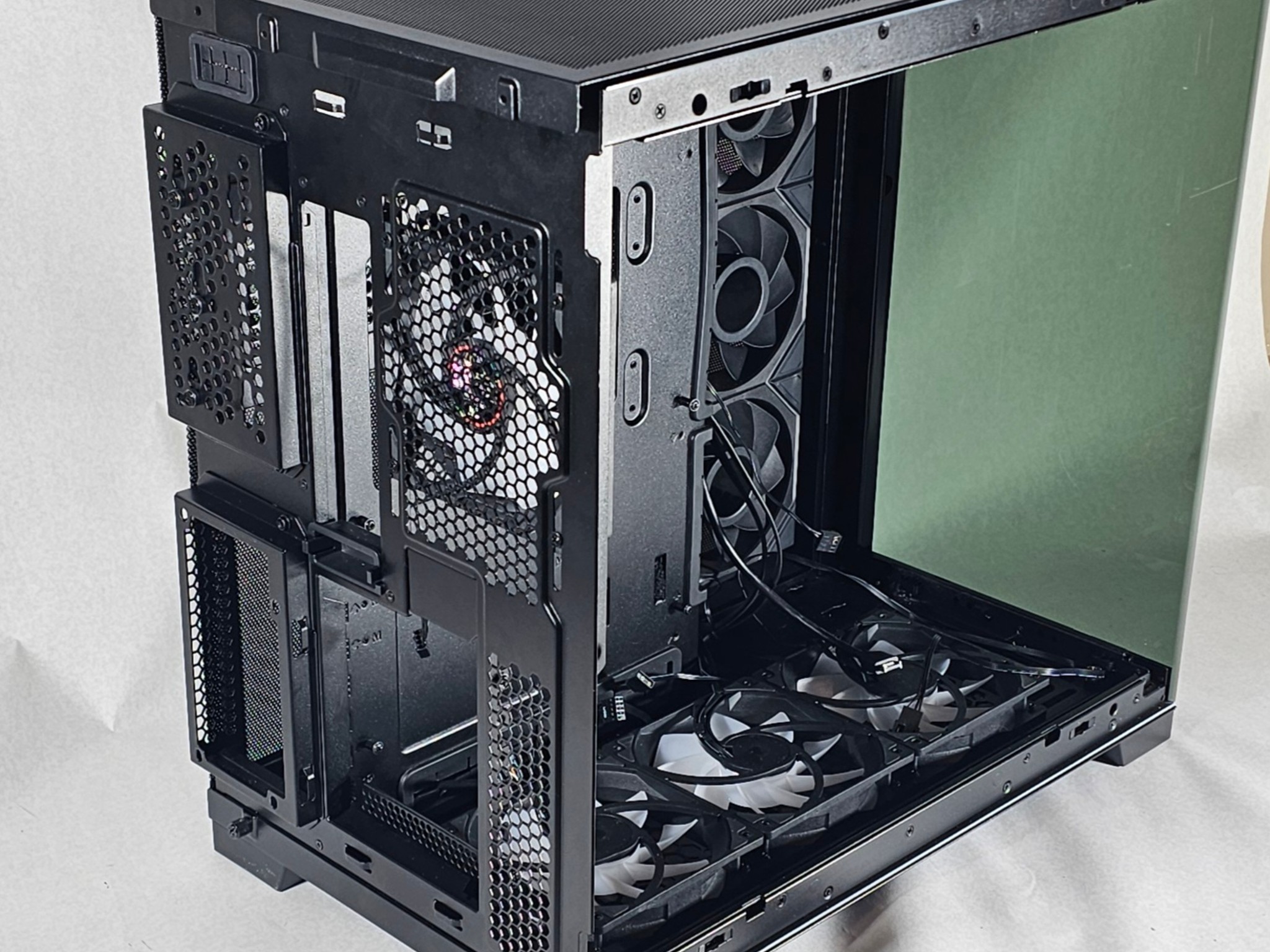 Lian Li PC Case 497 w\ Tempered Glass and 7 RGB Fans