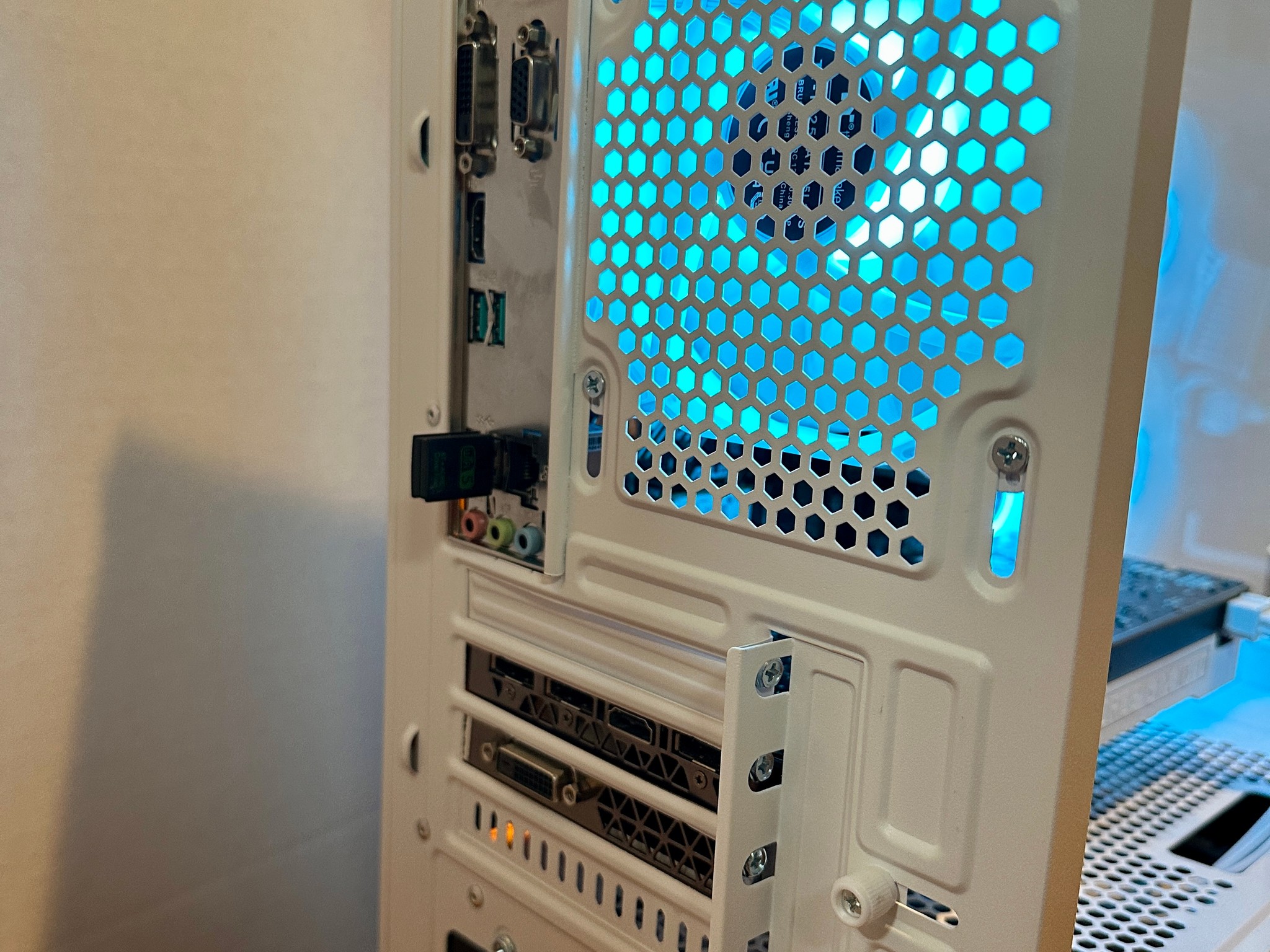 GTX 1070 | Ryzen 5 2600x | 16GB DDR4 | 1.12TB | Win 11 | Office